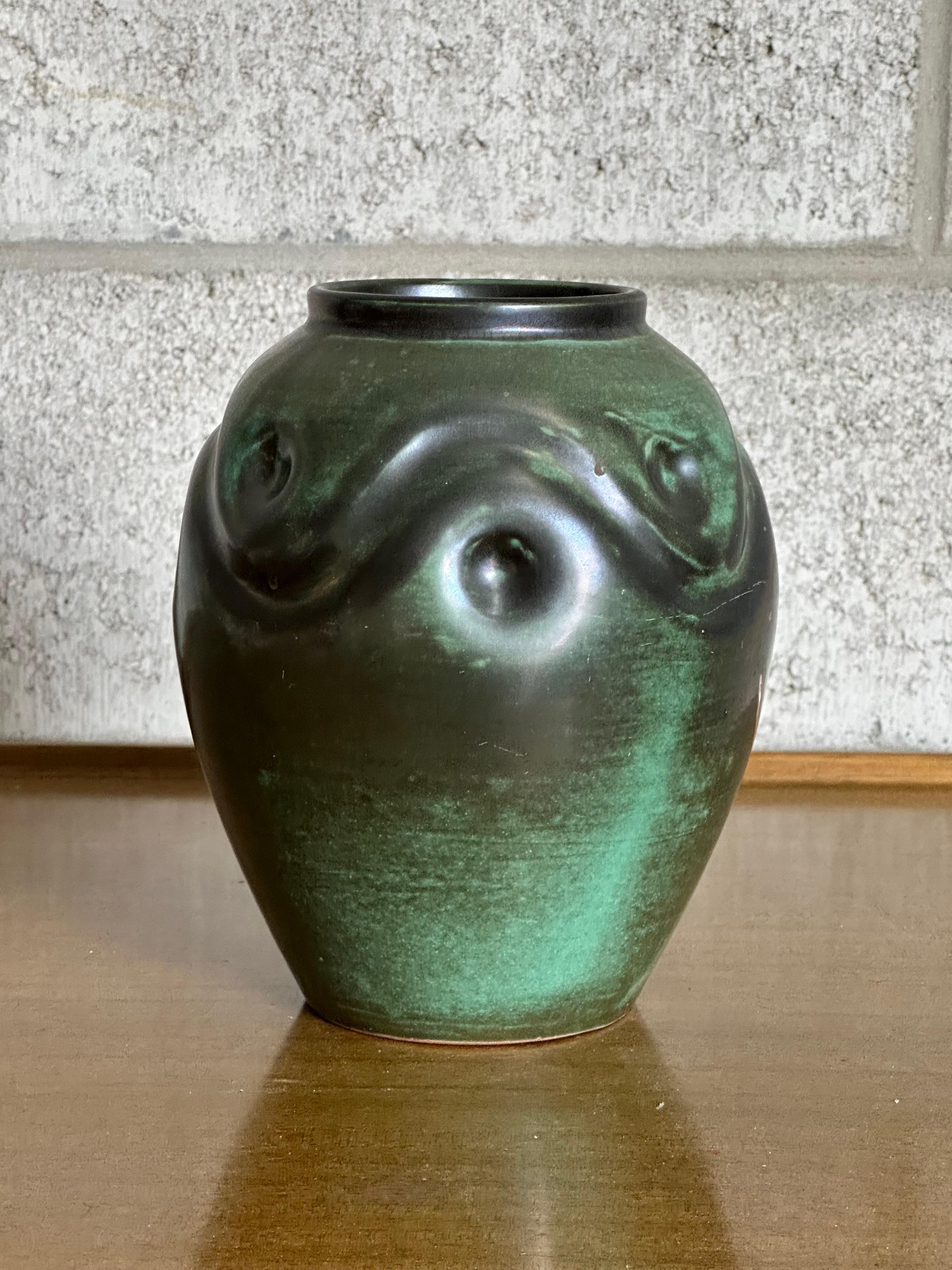 Vaso smaltato verde e nero di Harald Östergren per Upsala Ekeby, Svezia. Circa anni '30. La forma è molto bella e si adatta bene a diversi tipi di interni. Grande scala.
