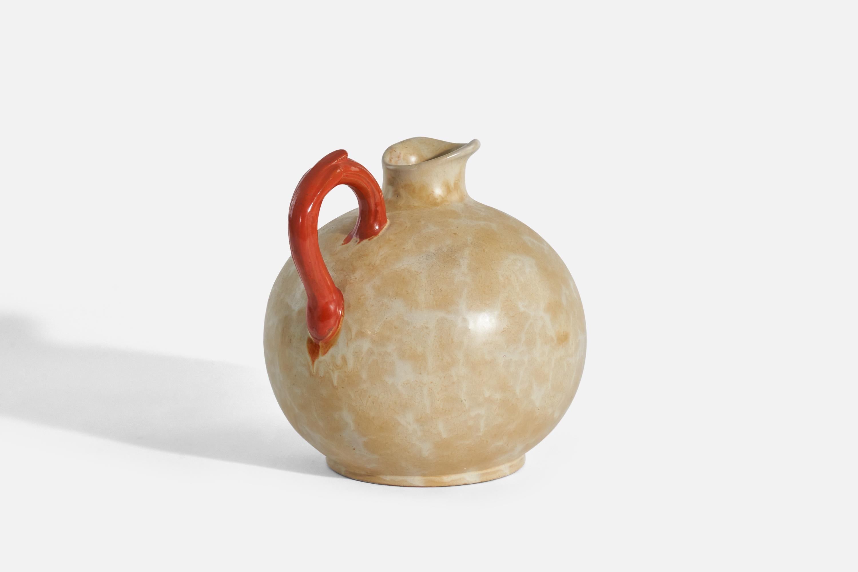 Beige und rot glasierte Vase aus Steingut, entworfen von Harald Östergren und hergestellt von Upsala-Ekeby, Schweden, um 1930. 
