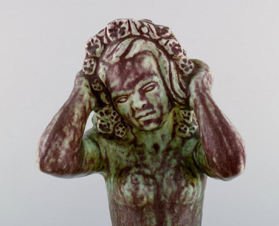 Harald Salomon pour Rörstrand. Une grande sculpture unique d'une femme nue en grès émaillé. 
Daté de 1944.
Mesures : 43 x 22 cm.
En parfait état.
Estampillé.