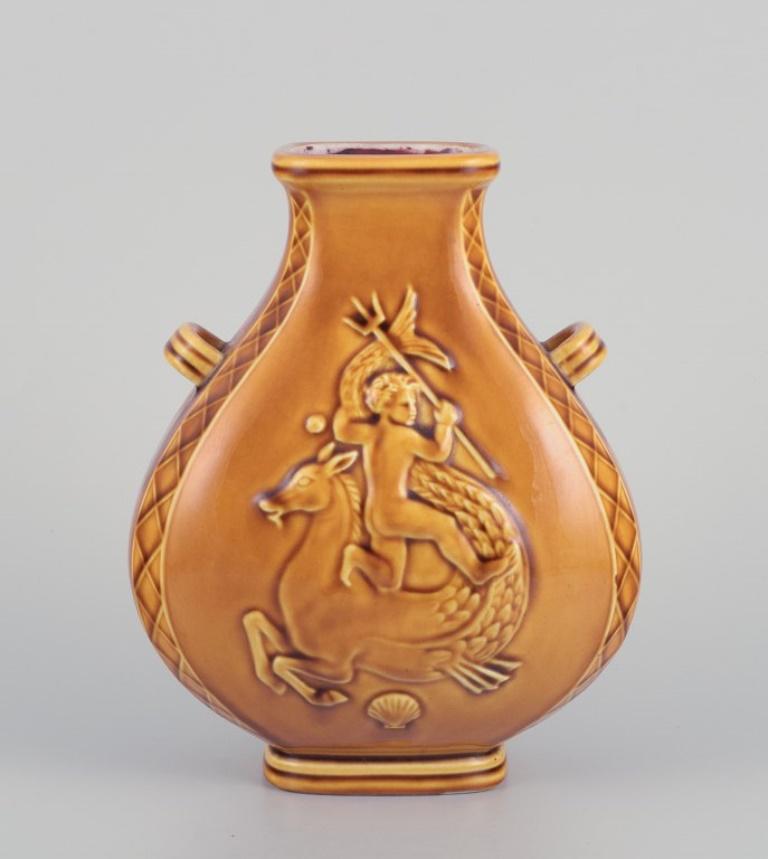 Harald Salomon pour Rörstrand, Suède. Vase en céramique avec deux anses.
Glaçure jaune ocre. 
Sirène et garçon de mer à cheval. Rare vase Art Déco.
Vers les années 1930/40.
Marqué.
En parfait état.
Dimensions : H 19,5 cm : H 19,5 cm. L 15.0 cm x W