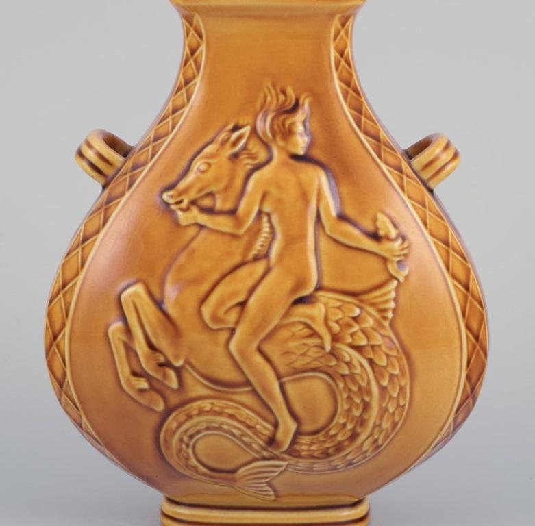 Danois Harald Salomon pour Rörstrand, Suède. Vase en céramique avec deux anses. en vente