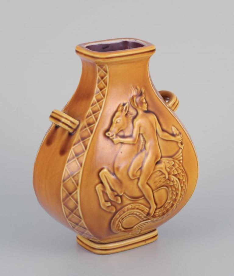 Vernissé Harald Salomon pour Rörstrand, Suède. Vase en céramique avec deux anses. en vente