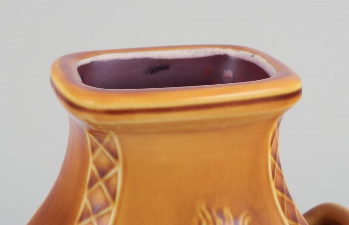 Milieu du XXe siècle Harald Salomon pour Rörstrand, Suède. Vase en céramique avec deux anses. en vente