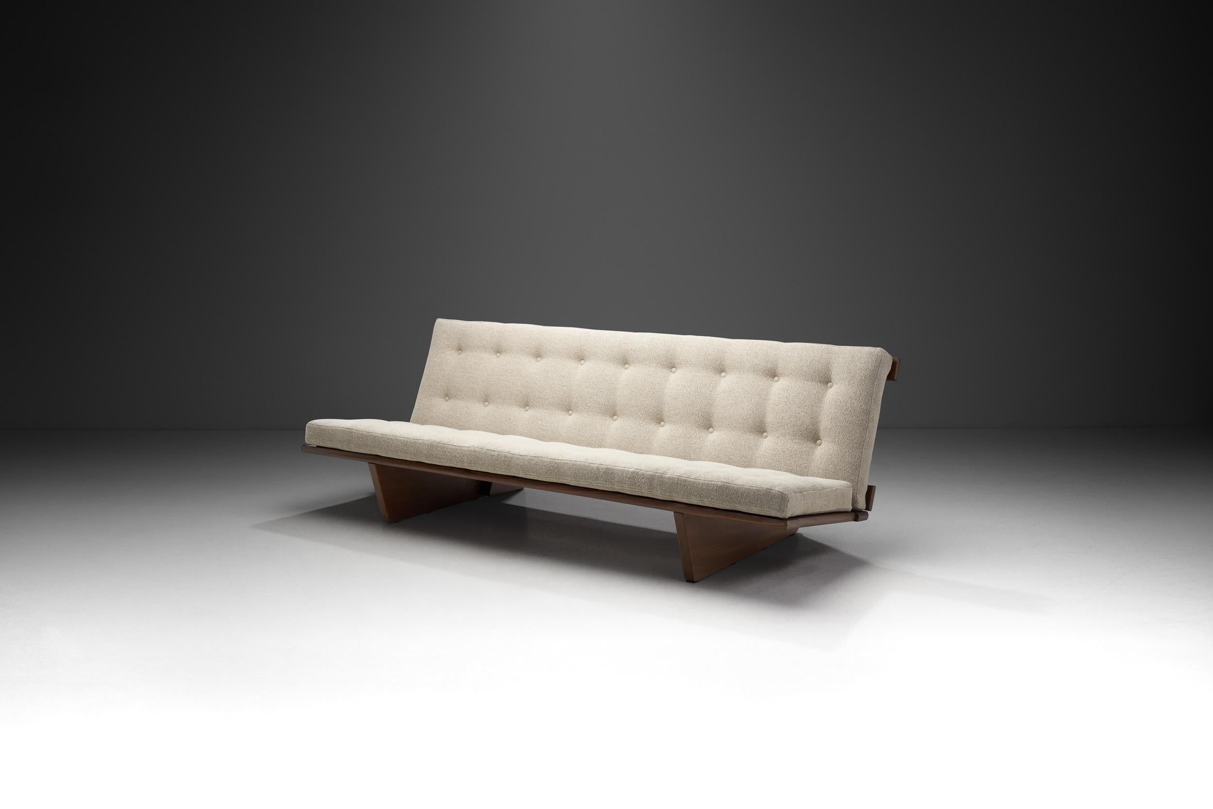 Dieses seltene Sofa und Tagesbett wurde vom dänischen Designer Harbo Sølvsten entworfen und ist ein exquisites Stück dänischer moderner Designgeschichte. Während sich Stücke aus der Midcentury-Ära im Allgemeinen durch ein klares Design und eine
