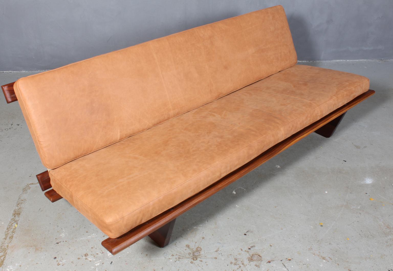 Harbo Sølvsten sofa / daybed with frame of solid teak.

New upholstered with dunes aniline leather from Arne Sørensen. New rubber webbing.

Model Tivoli DF-22.