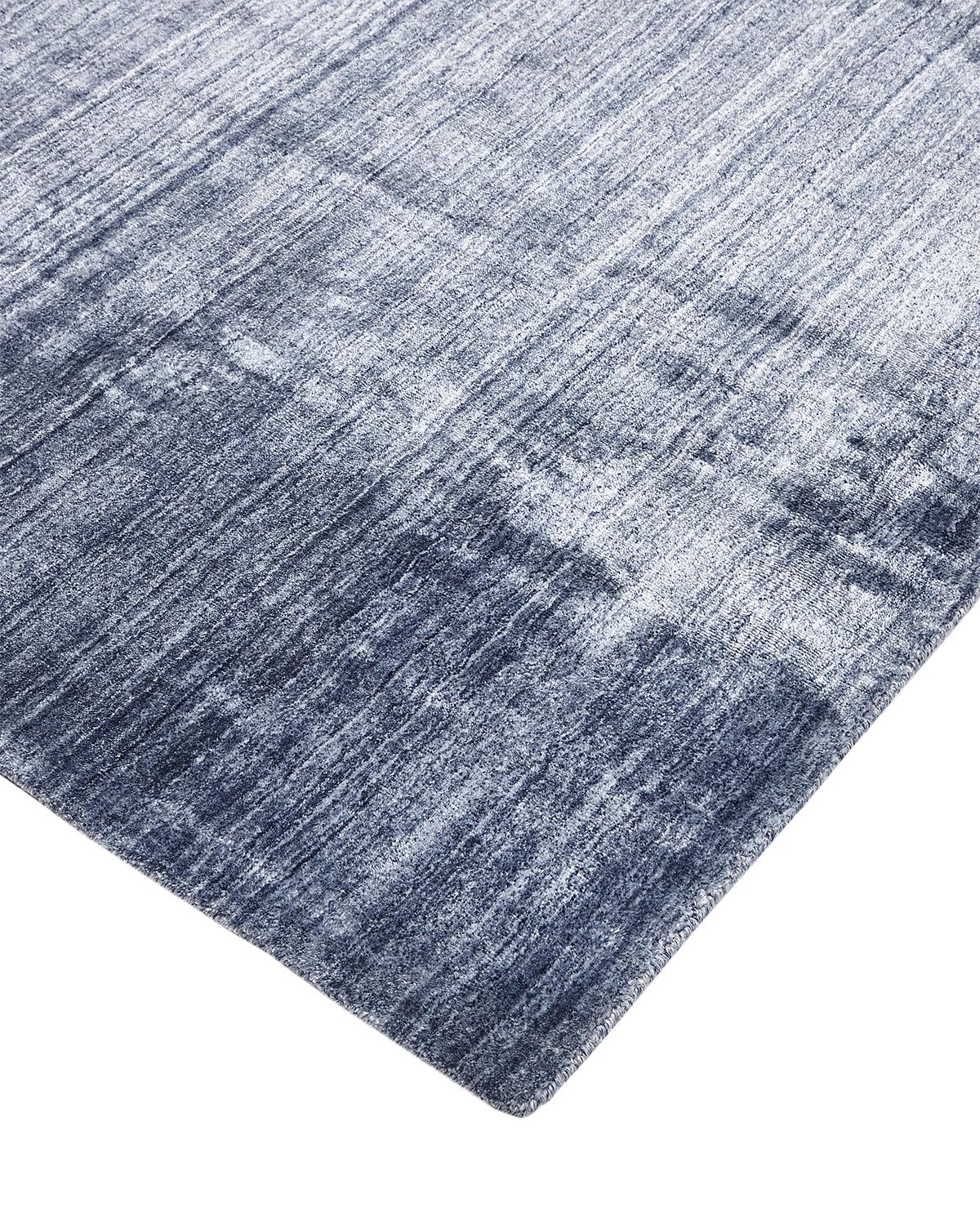 Ton-in-Ton-Streifen verleihen der Solid-Kollektion Tiefe und Raffinesse. Diese Teppiche bringen einen unerwarteten, aber willkommenen Farbakzent in einen ansonsten neutralen Raum. Sie werden von geschickten Kunsthandwerkern in Indien handgefertigt