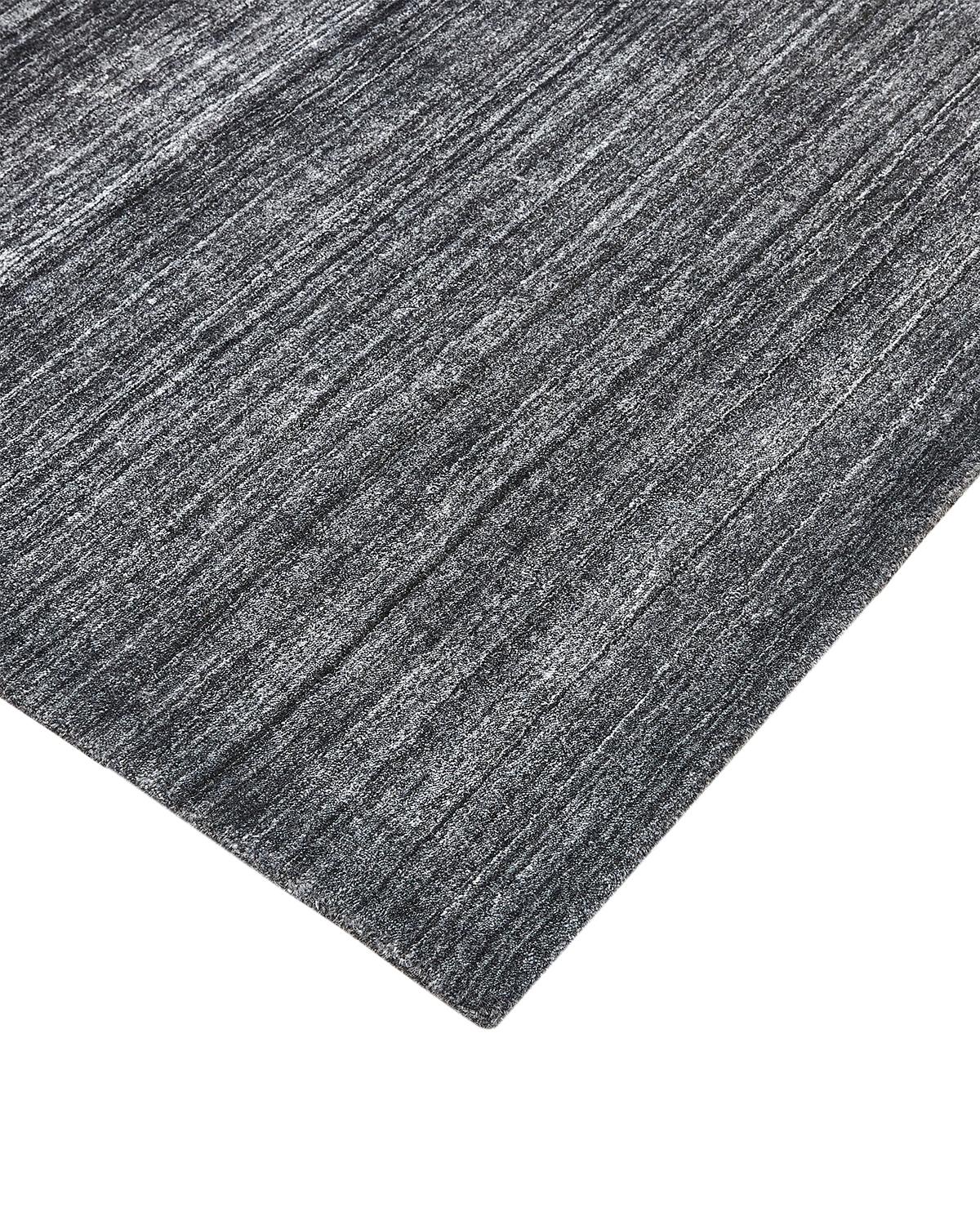 Les rayures ton sur ton confèrent à la collection Solid profondeur et sophistication. Ces tapis introduisent une touche de couleur inattendue mais bienvenue dans un espace autrement neutre. Fabriqués à la main par des artisans qualifiés en Inde, ils