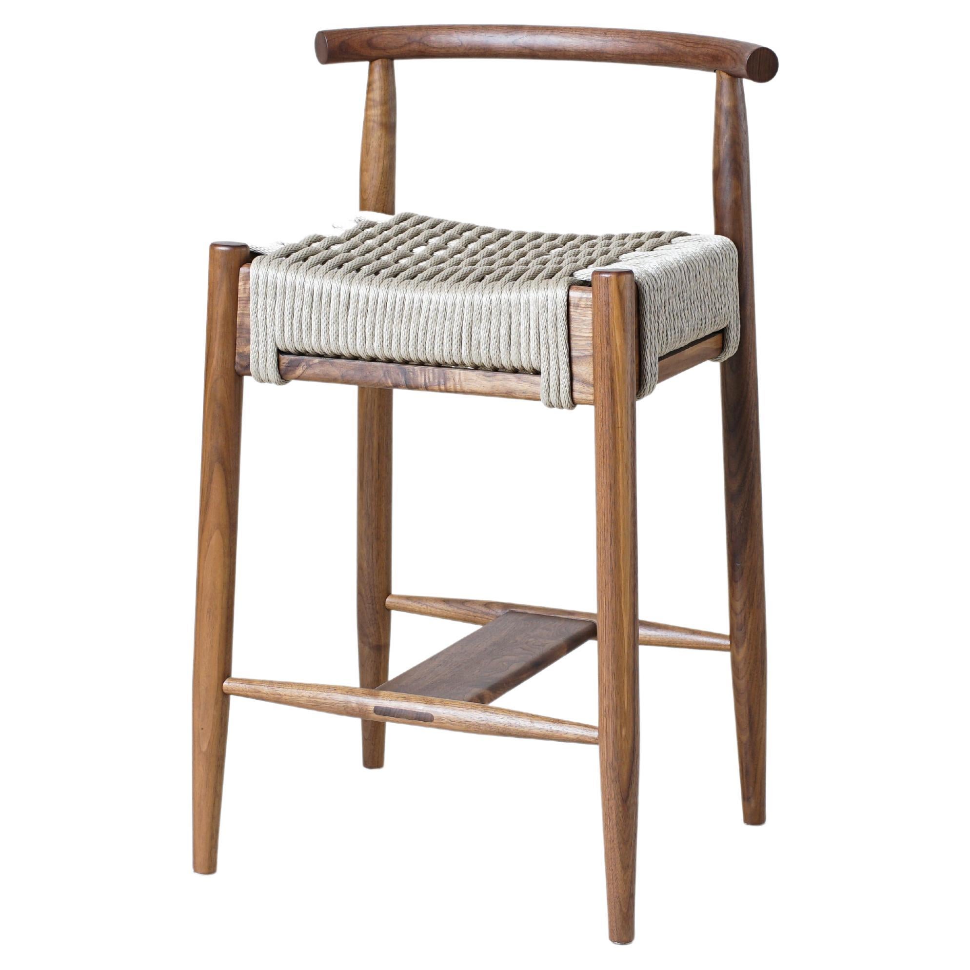 Phloem Studio Harbor Bar Stool ist ein moderner, zeitgenössischer Hocker aus Massivholz, der auf Bestellung handgefertigt wird. Der Harbor Stool ist in Theken- oder Barhöhe erhältlich, mit gedrechselten, konisch zulaufenden und geformten Beinen und