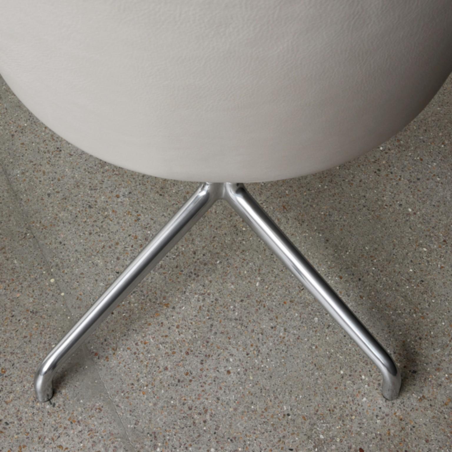 Harbour Chair, Swivel Base in Polished Aluminum with Light Grey Shell For Sale 6