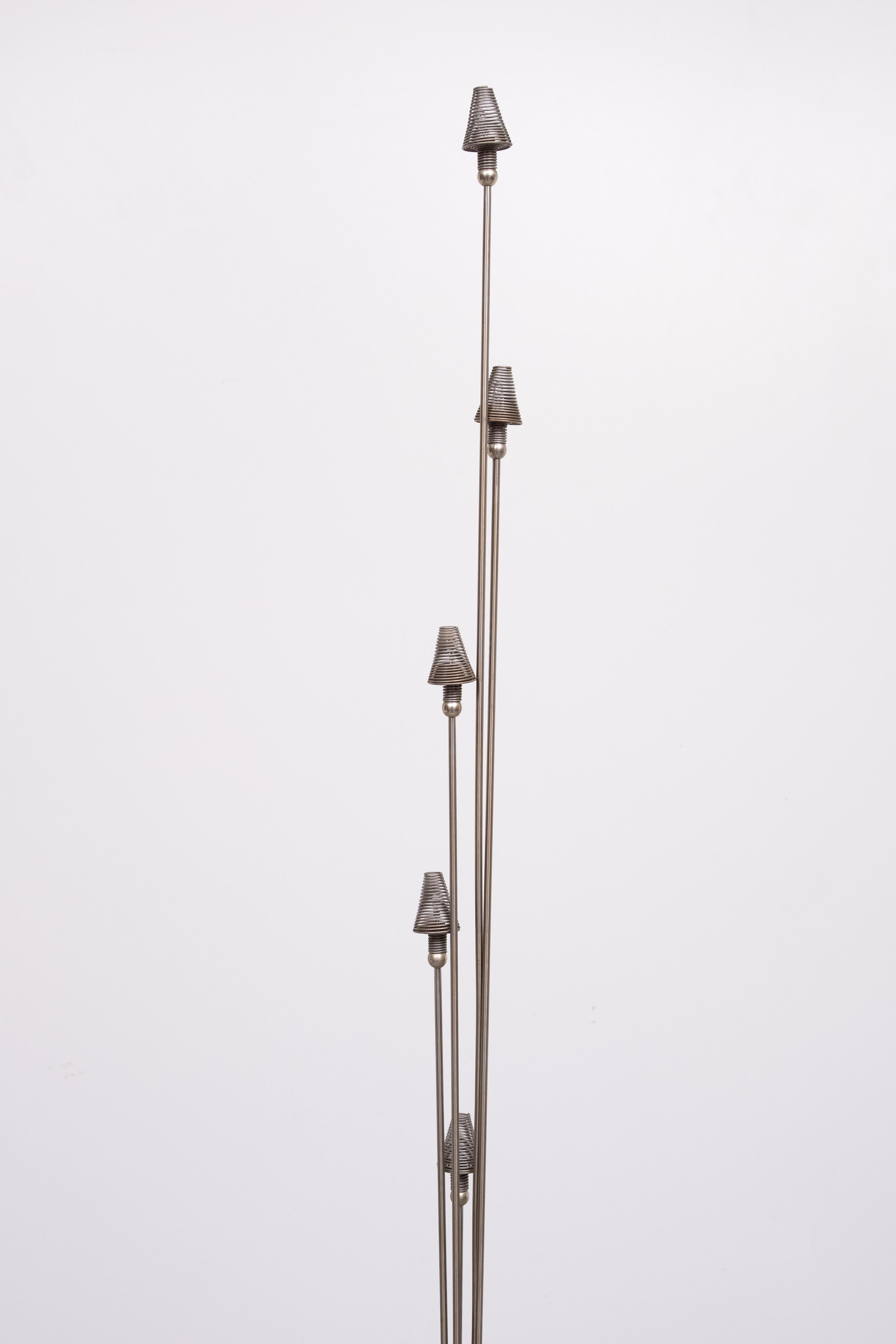 Harco Loor design Halogen Stehleuchte  1980er Jahre Holland .
5 Edelstahl-Spiralschirme . mit 12-V-Halogenbirnen . 
gut funktionierender Dimmer .  unterzeichnet.
   Ich habe auch die Tischlampe.   siehe Fotos .
