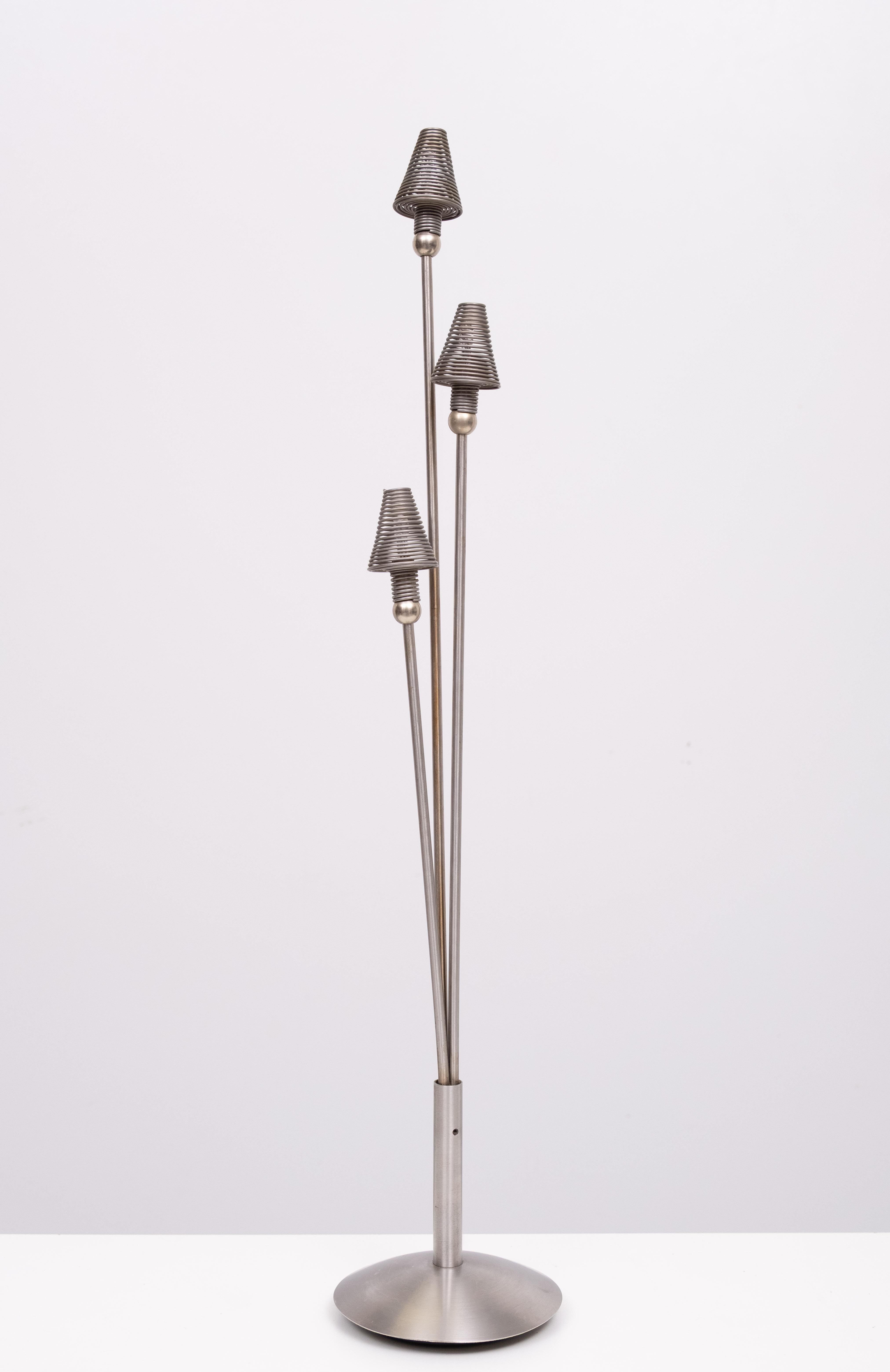 Harco Loor design Halogen-Tischleuchte  1980er Jahre Holland .
3 Edelstahl-Spiralschirme . mit 12-V-Halogenbirnen .  
Druckknopf 3 verschiedene Ständer . 
   Ich habe auch die Stehlampe.   siehe Fotos .