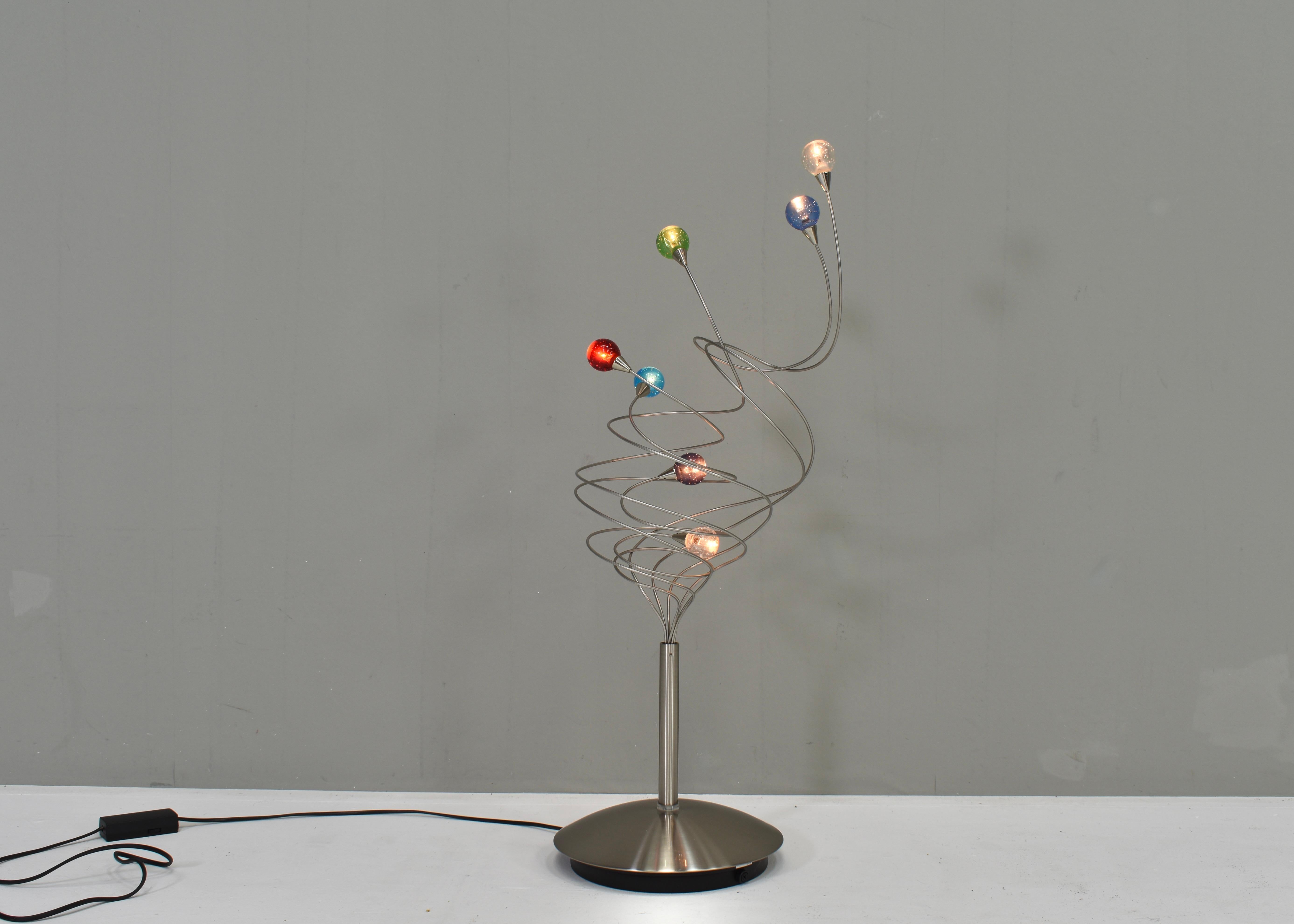 Iconica lampada da tavolo Strawberry di Harco Loor. I bellissimi paralumi colorati sono realizzati in vetro di Murano soffiato a mano.
Produttore: Harco Loor
Paese: Paesi Bassi
Modello: Lampada da tavolo Strawberry
Periodo di progettazione: circa