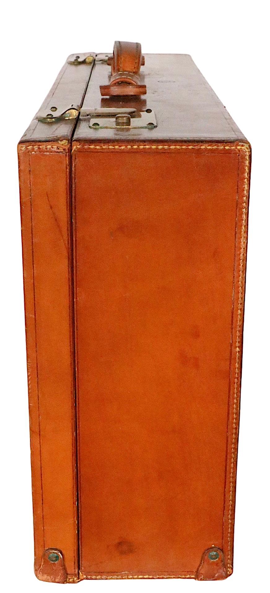 Mid-Century Modern Valise de voyage de nuit en cuir dur attribuée à la pochette et à Fitzgerald en vente