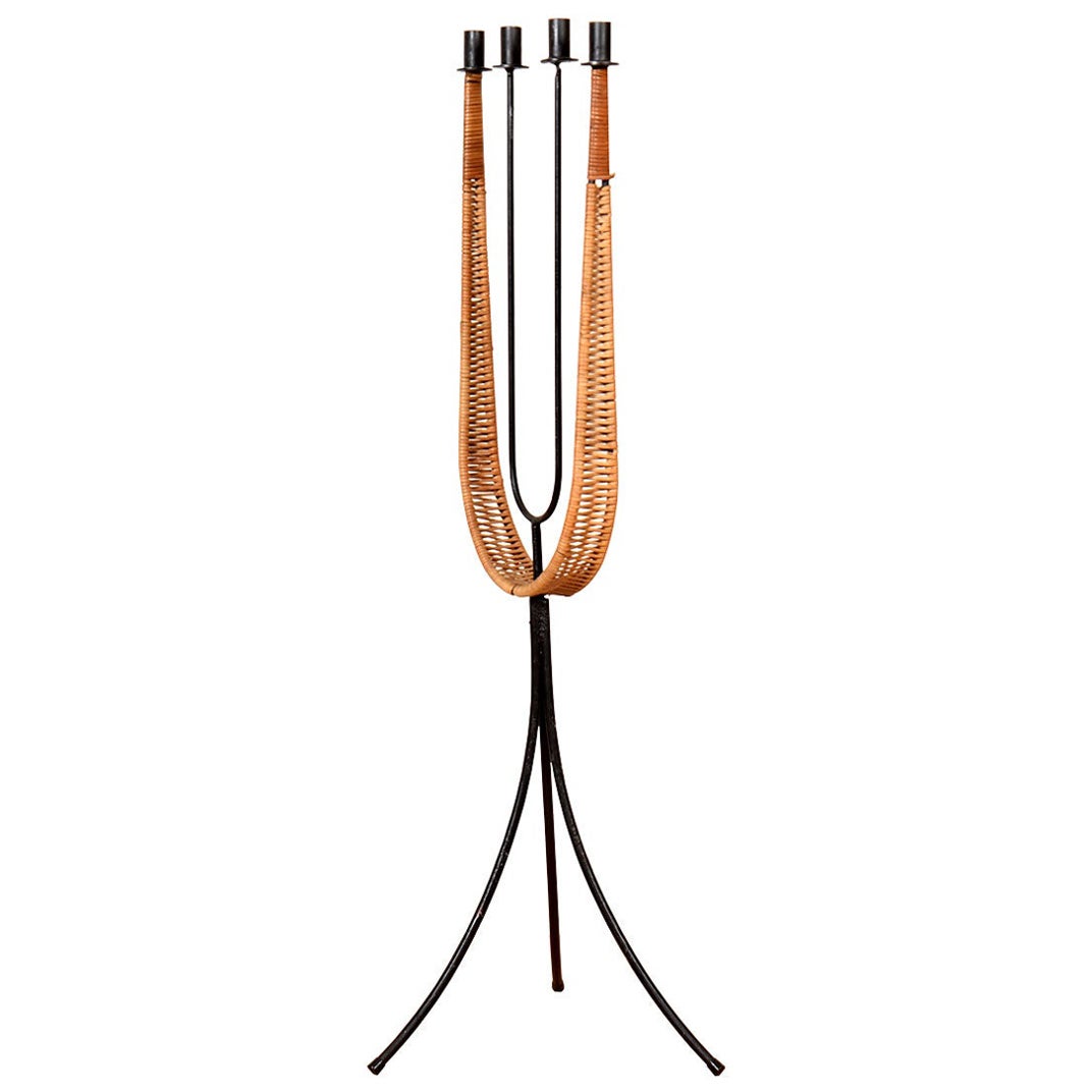 Candelabro de pie de hierro forjado y ratán de Arthur Umanoff