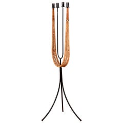 Candelabro de pie de hierro forjado y ratán de Arthur Umanoff
