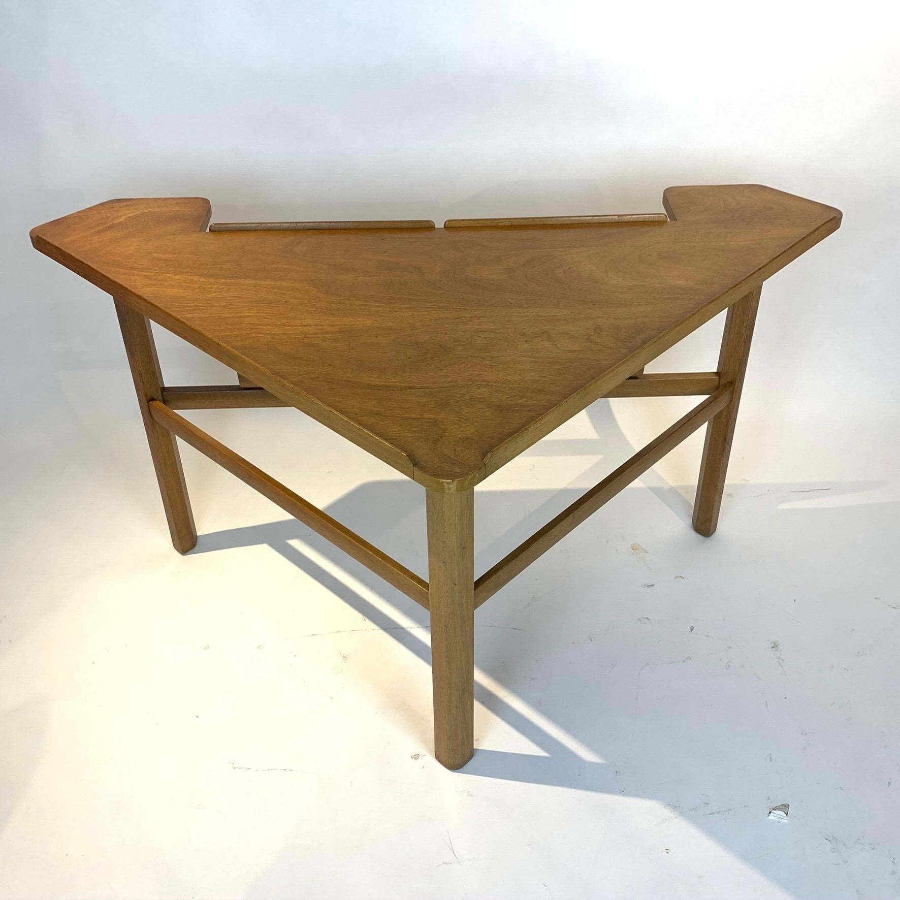 Hard to Find Edward Wormley for Dunbar Corner Magazine Triangular Table In Good Condition In Hudson, NY