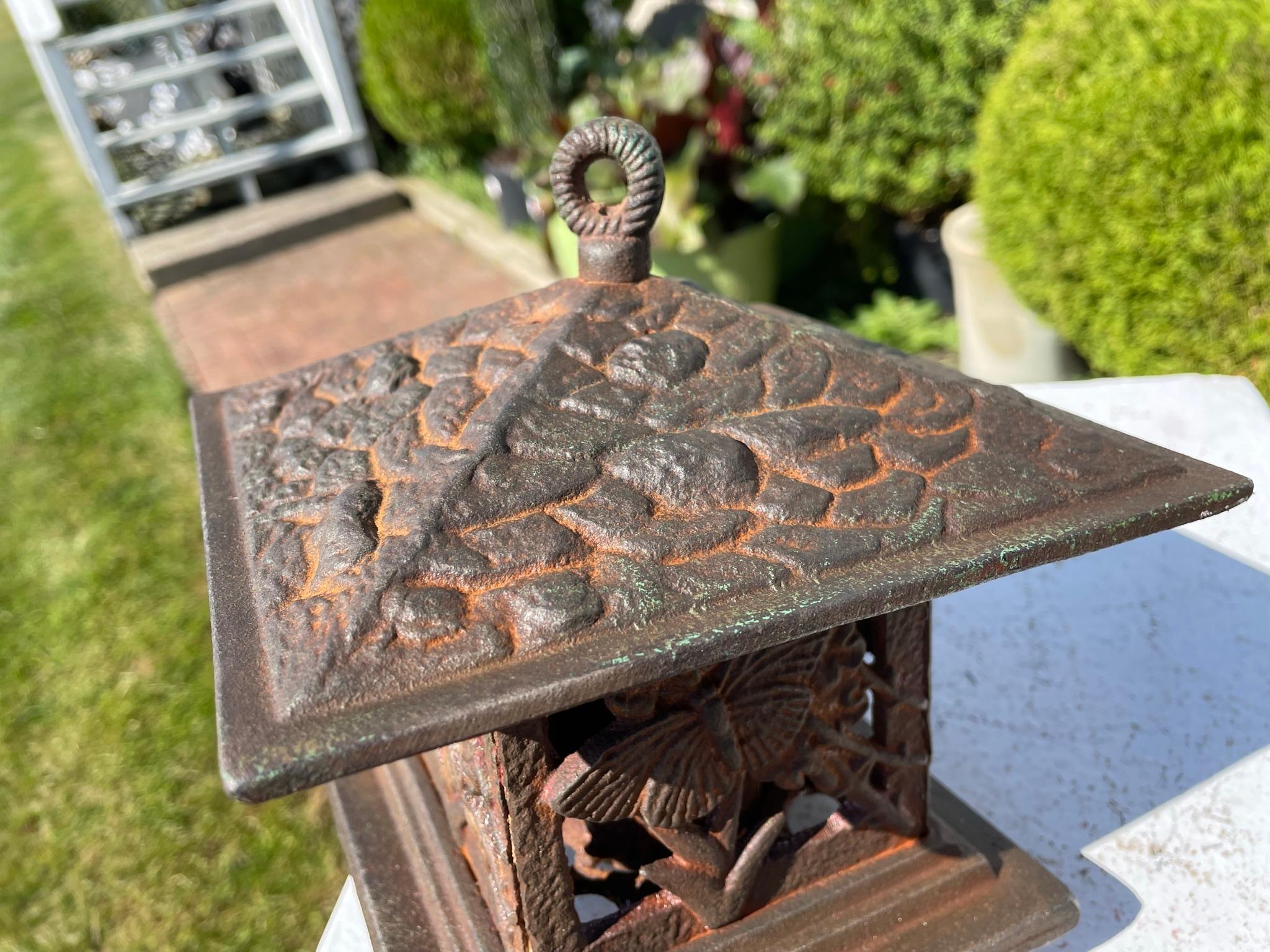 Lanterne de jardin japonaise « papillon et arbre » difficile à trouver 2