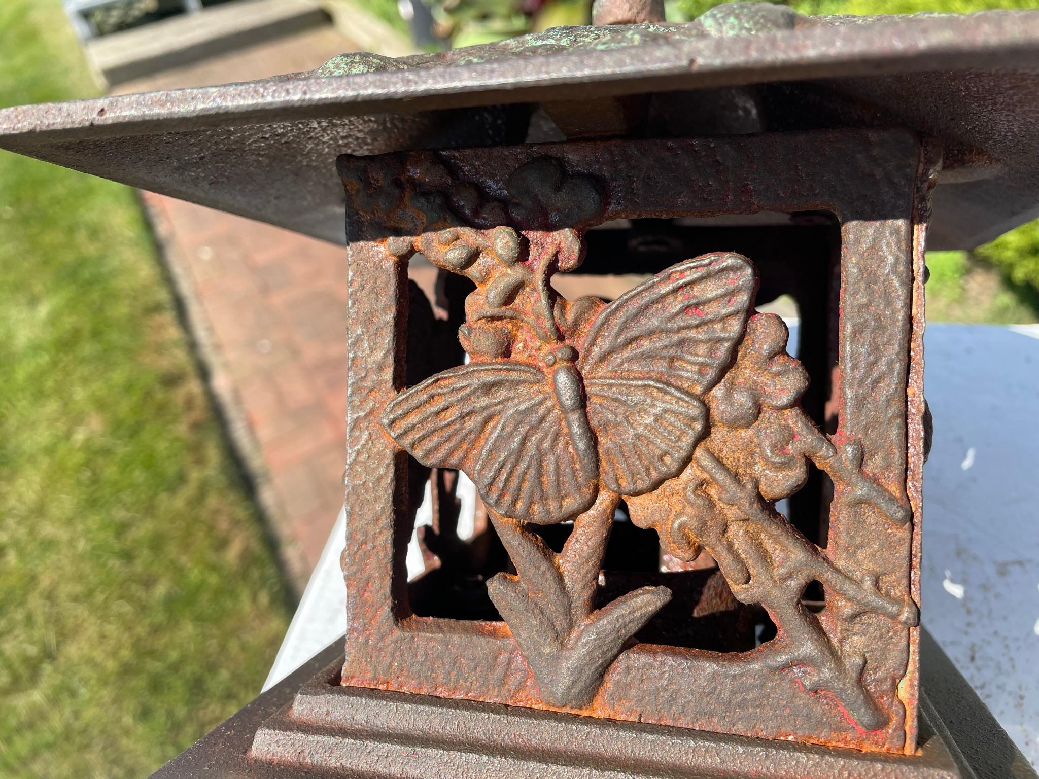 Lanterne de jardin japonaise « papillon et arbre » difficile à trouver Bon état à South Burlington, VT