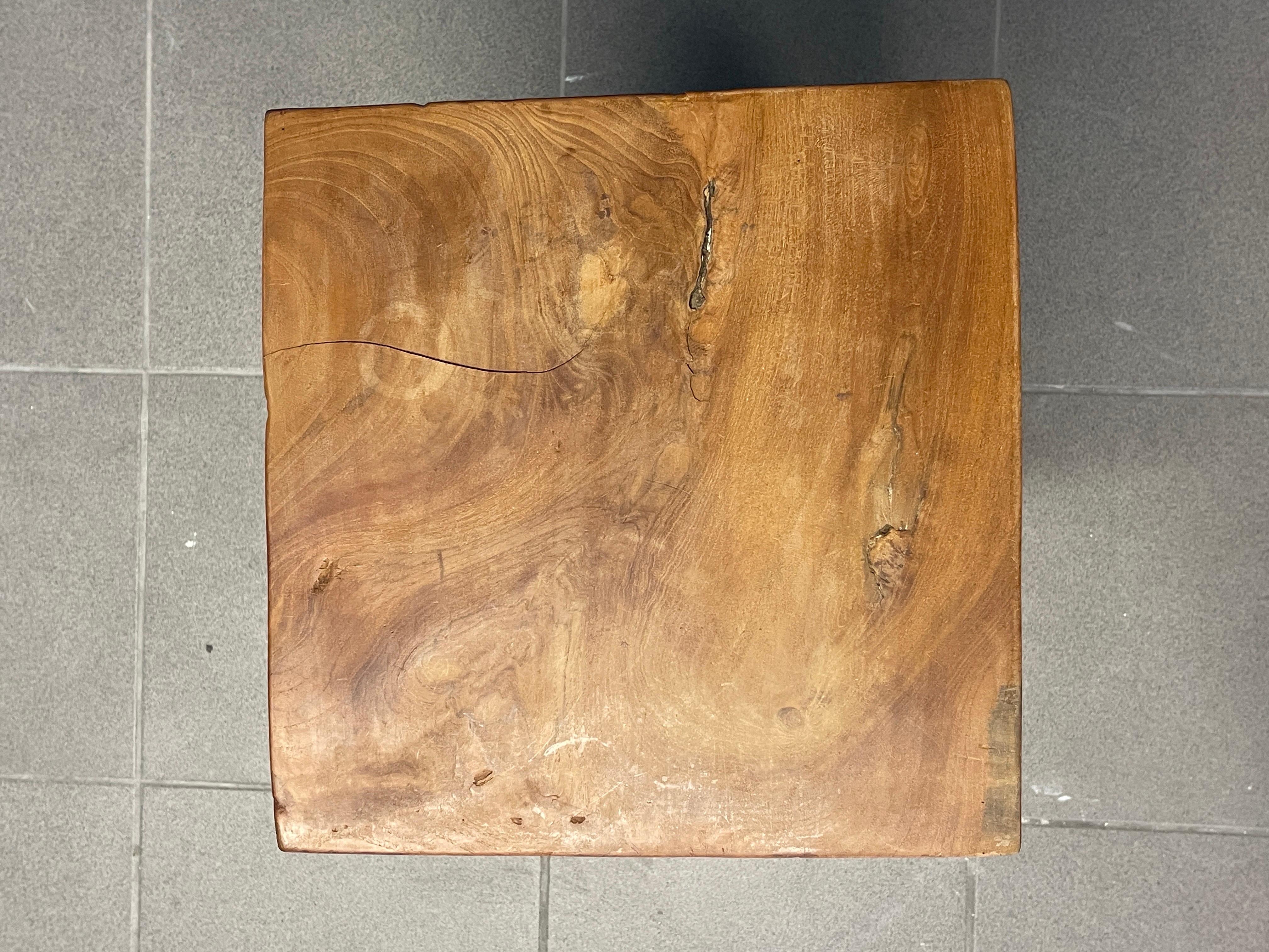 Tabouret moderniste en bois dur fabriqué à Bali 