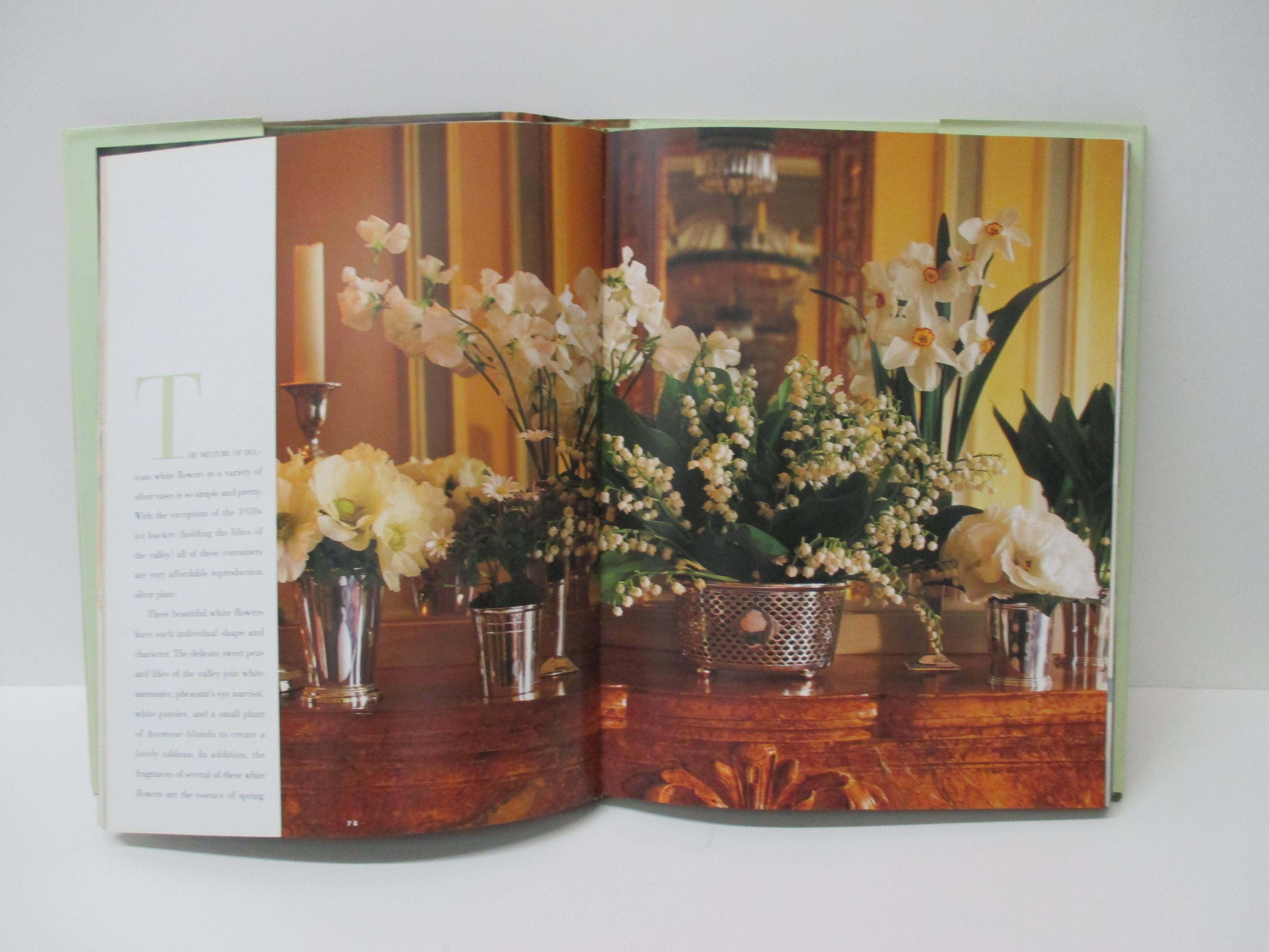 Gebundenes Buch: Eine Leidenschaft für Blumen von Carolyne Roehm
Nichts erhellt einen Raum so sehr wie Blumen. Ob es sich nun um Schleierkraut handelt, das auf einem Hochzeitstisch drapiert ist, um Narzissen in kleinen Töpfen, die im Wohnzimmer