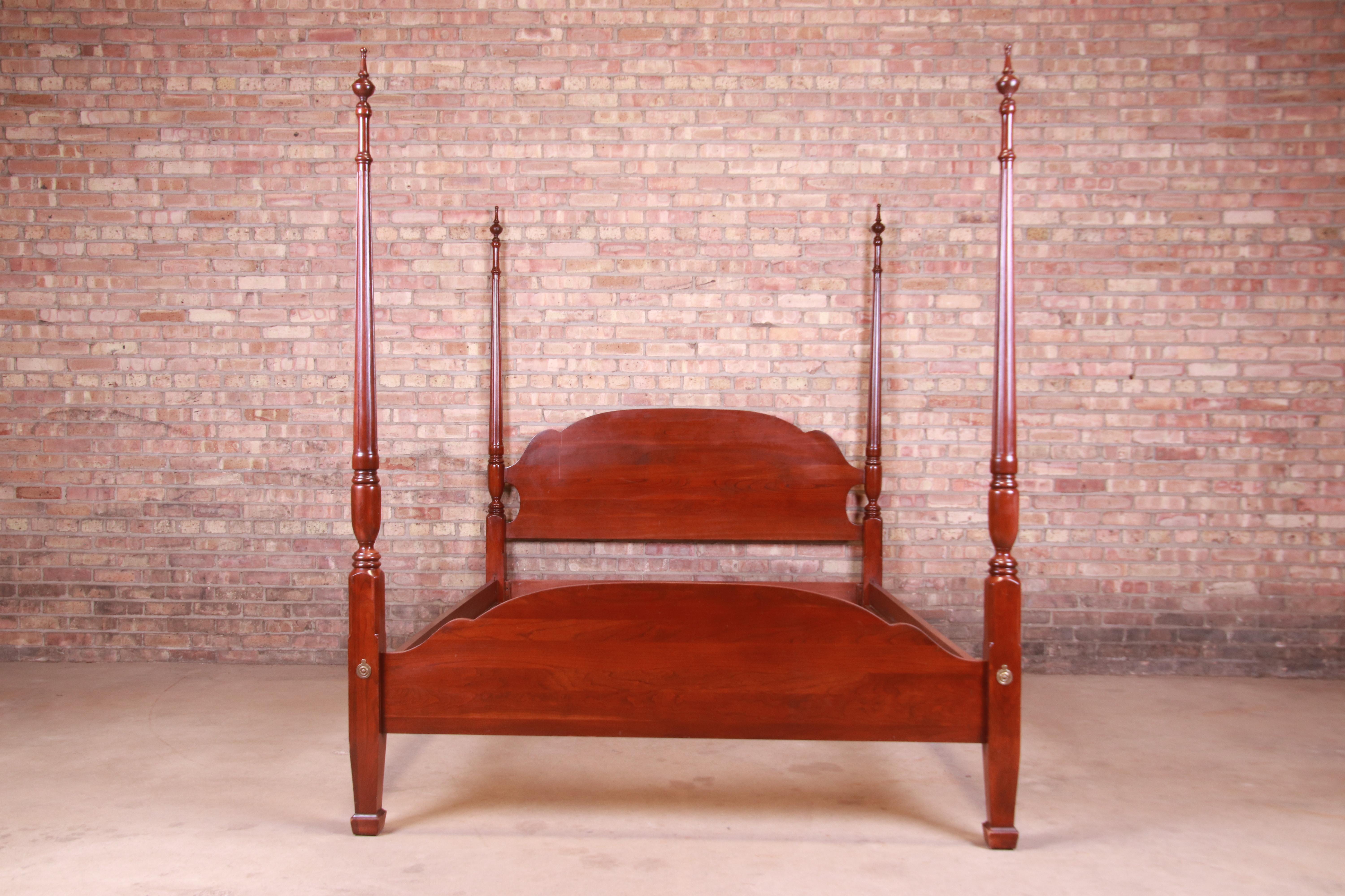 A gorgeous American Colonial style carved mahogany four poster queen size bed frame

By Harden Furniture

USA, Circa 1980s

Measures: 64