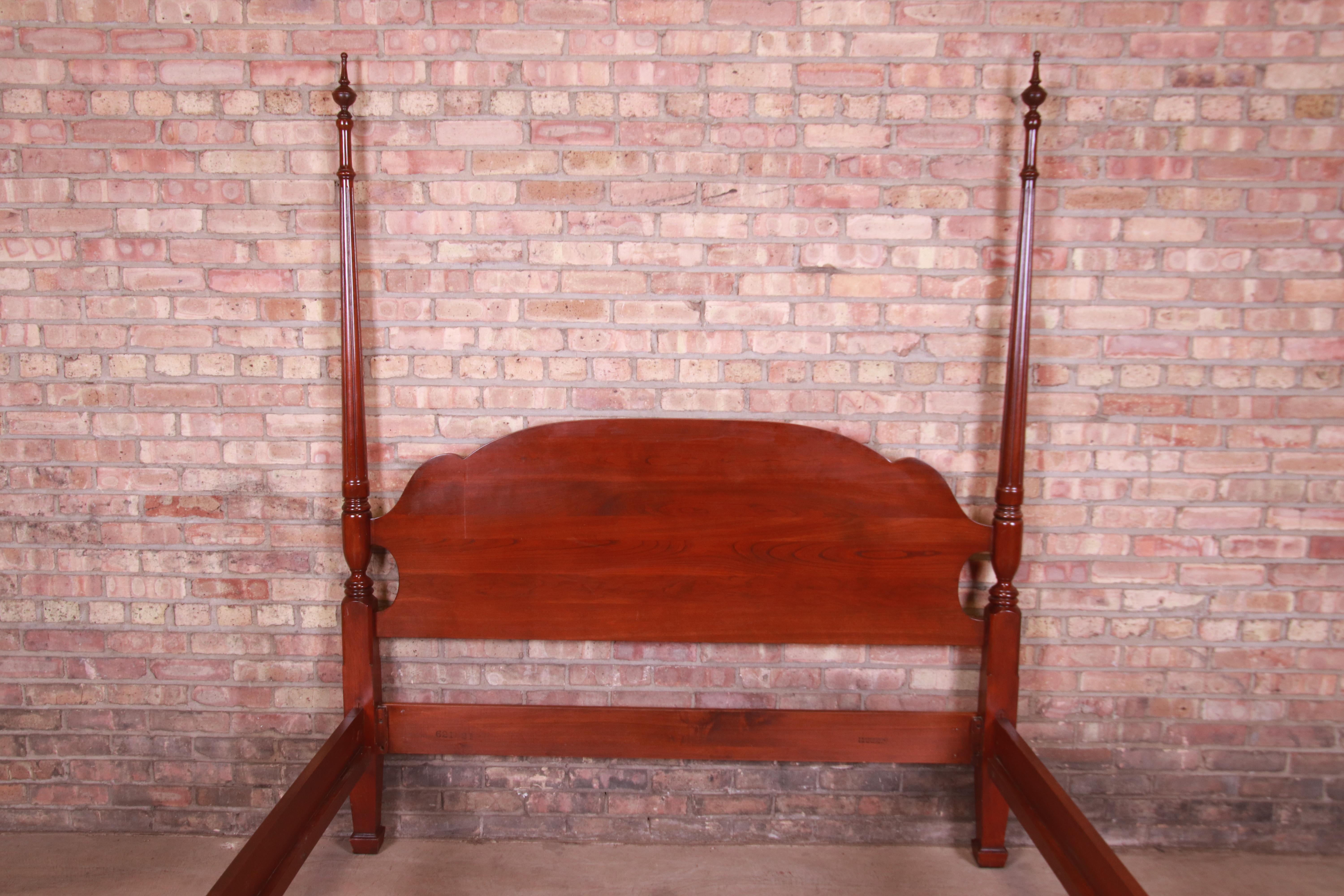 Harden Furniture American Colonial Carved Mahogany Queen Size Poster Bed In Good Condition In South Bend, IN