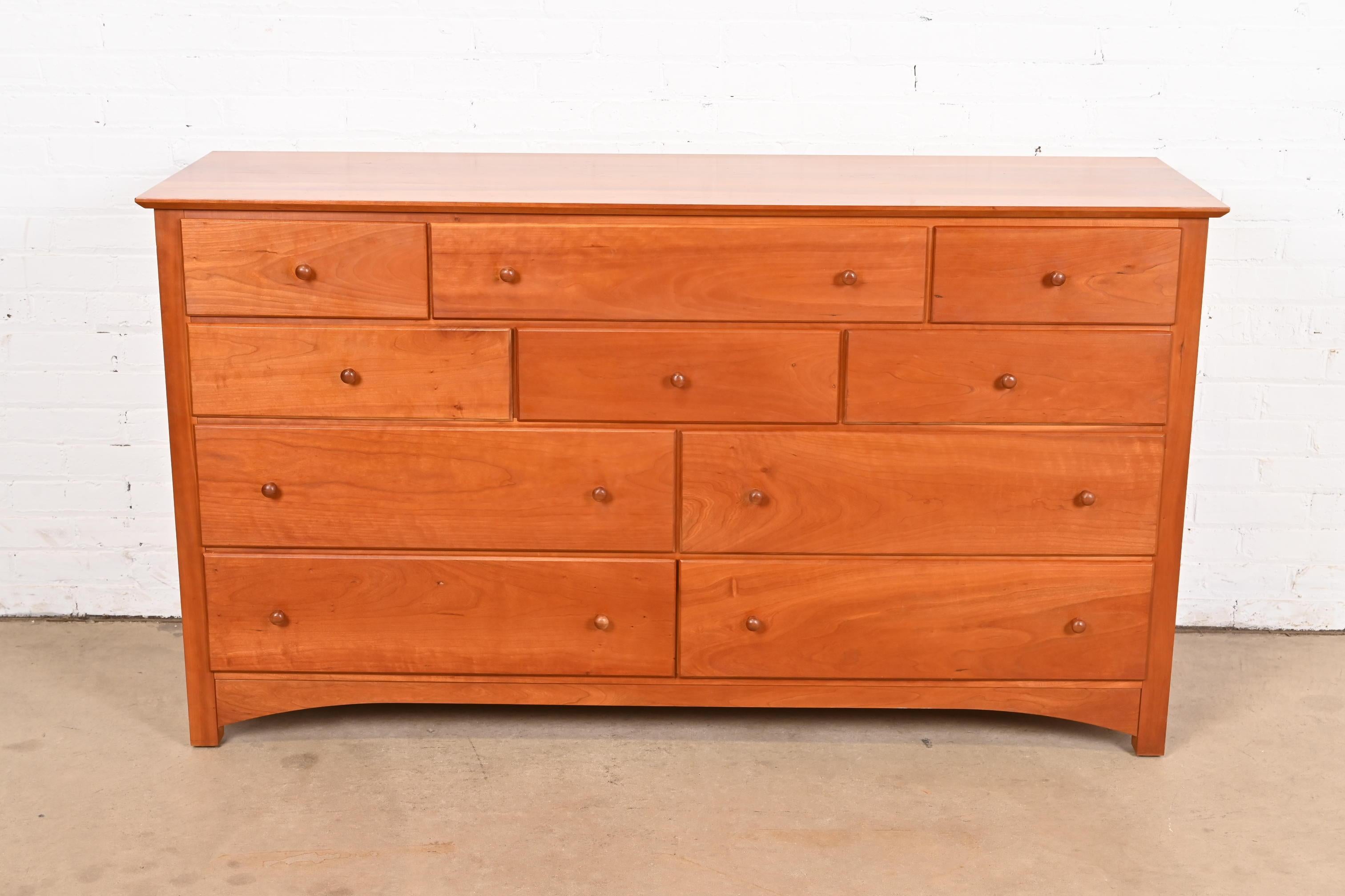 A gorgeous Mission, Arts & Crafts, or Shaker style solid cherry wood ten-drawer dresser or chest of drawers

By Harden Furniture

USA, Circa Late 20th Century

Measures: 62.25