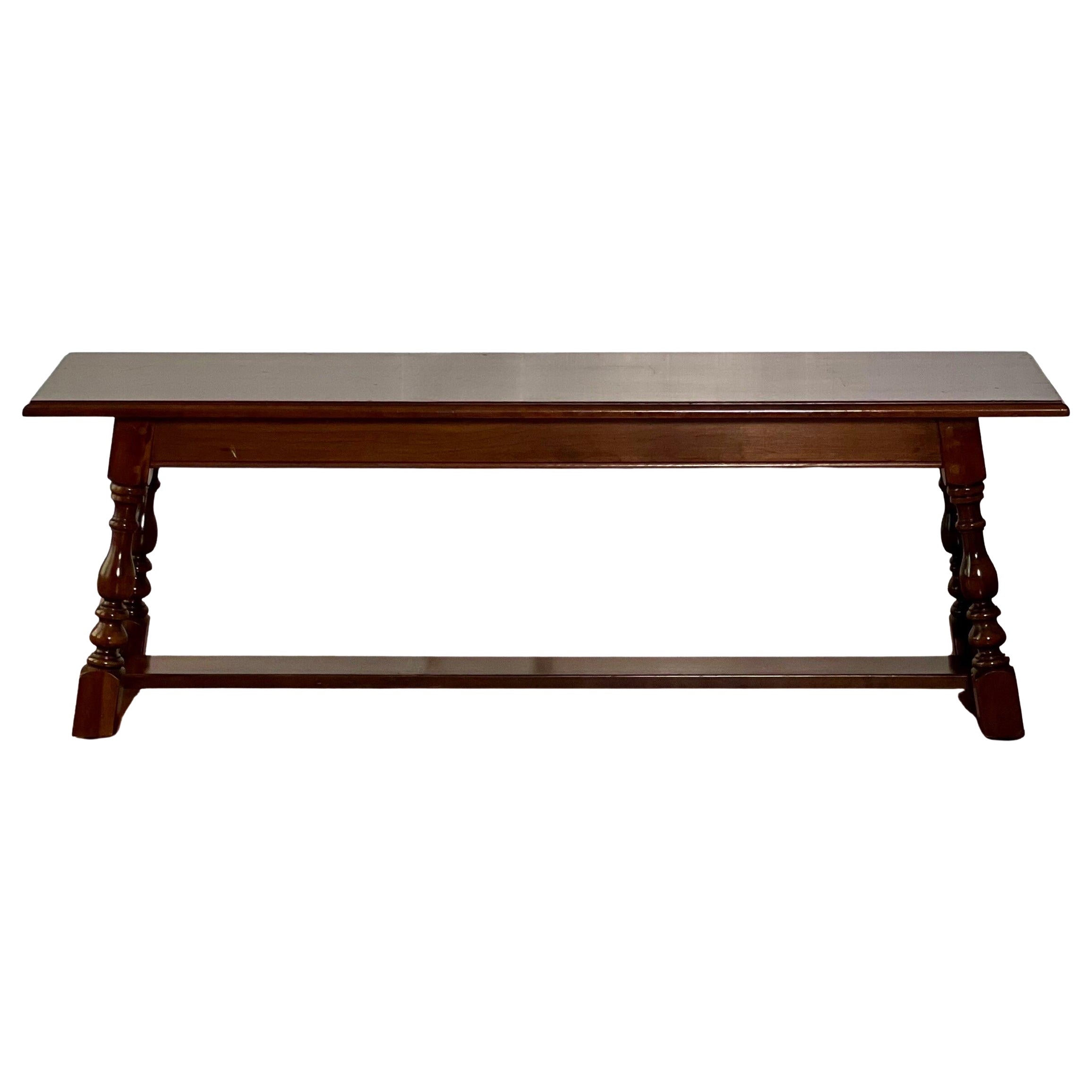 Banc Harden Furniture de style anglais rustique en bois de cerisier, avec pieds évasés en vente