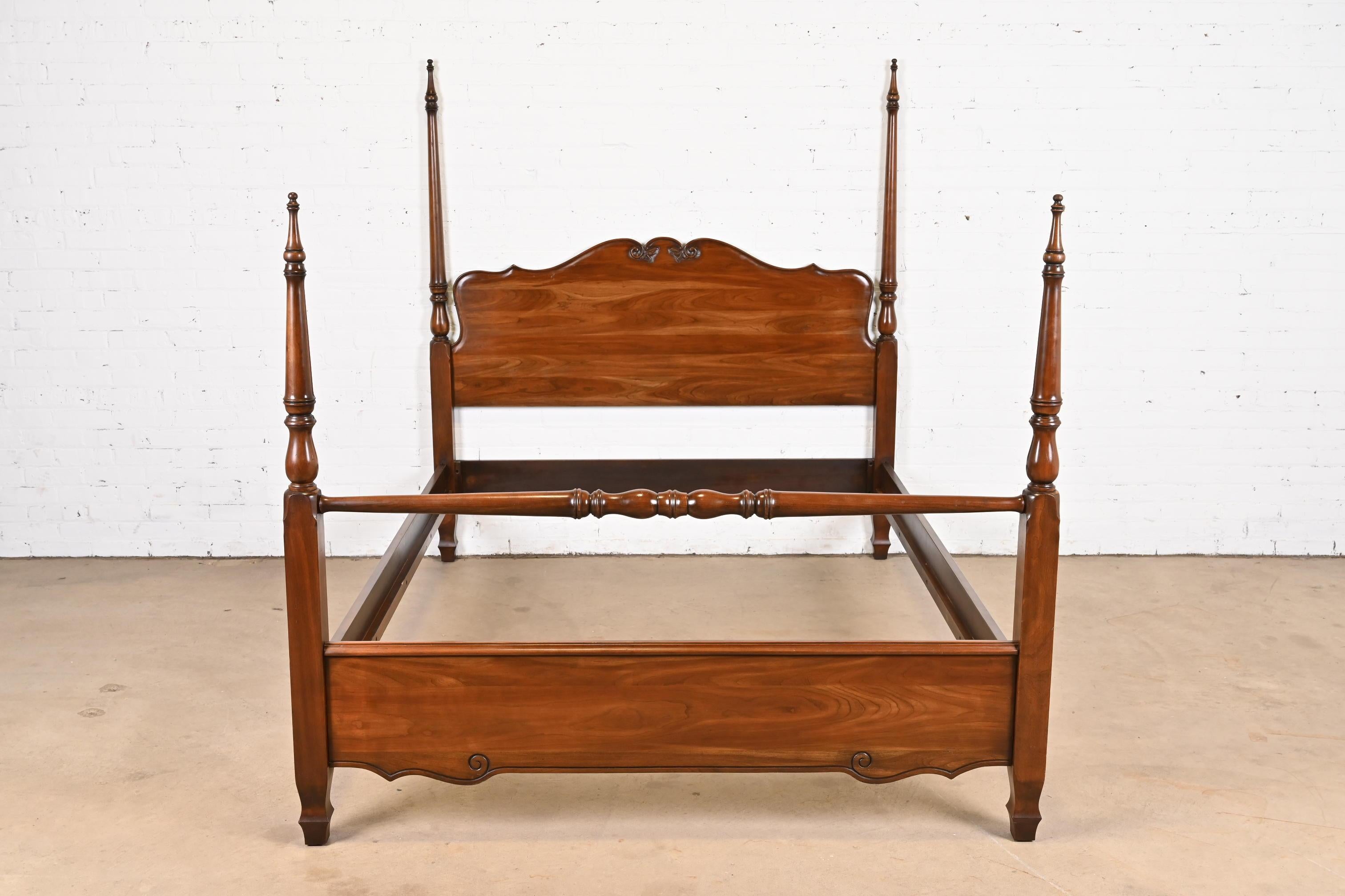 An exceptional French Provincial Louis XV style carved solid cherry wood queen size poster bed

By Harden Furniture

USA, Late 20th Century

Measures: 63.5