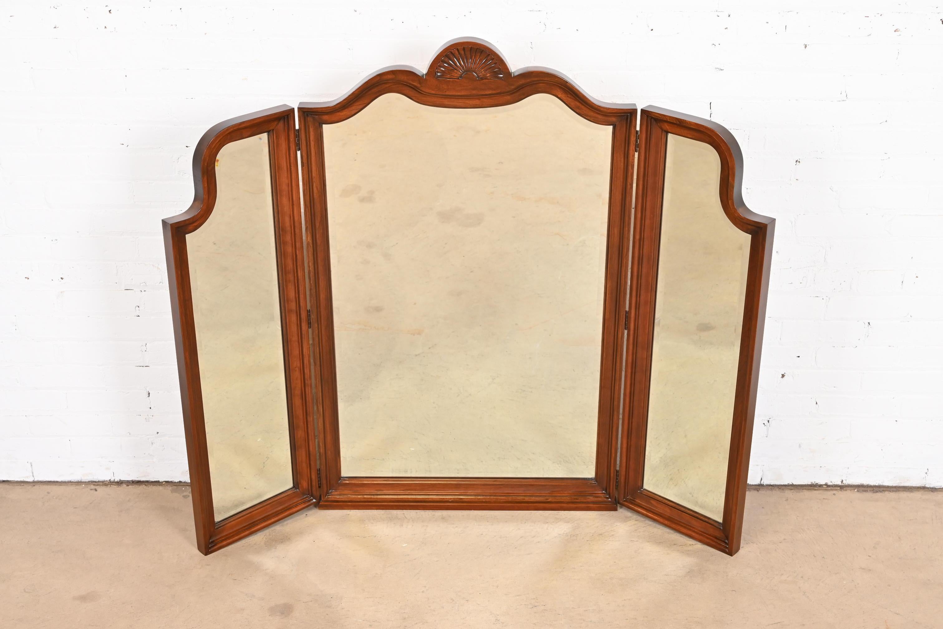 A gorgeous Georgian or Chippendale style carved cherry wood framed tri-fold triple mirror

By Harden Furniture

USA, Late 20th Century

Measures: 56