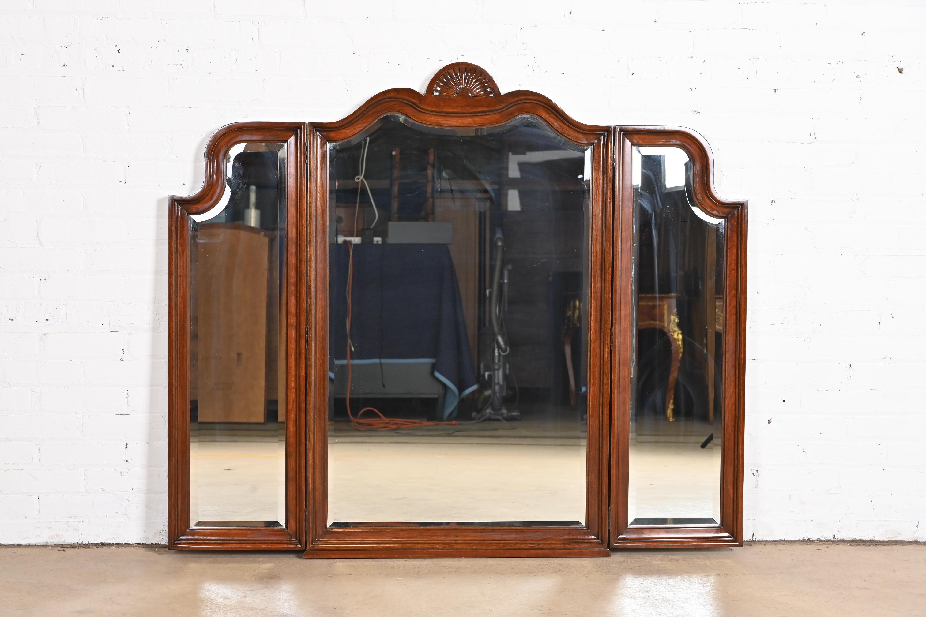 Harden Furniture Georgian geschnitzt Kirsche Holz dreifach gefaltet Dreifach-Spiegel (amerikanisch) im Angebot