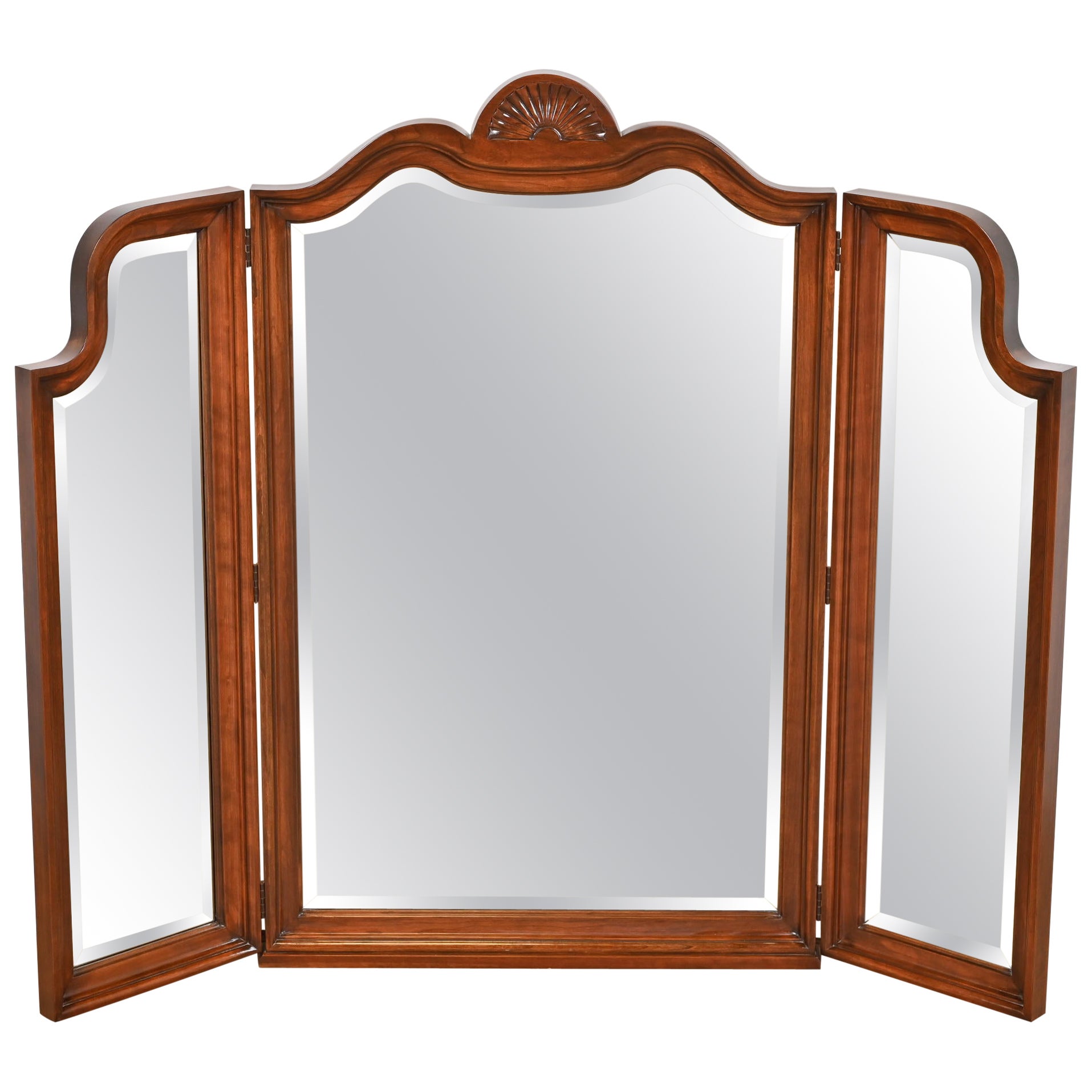 Harden Furniture Georgian Carved Cherry Wood Tri-Fold Triplo Specchio in vendita
