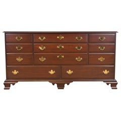 Harden Furniture - Comò lungo georgiano intagliato in legno massiccio di ciliegio, appena restaurato