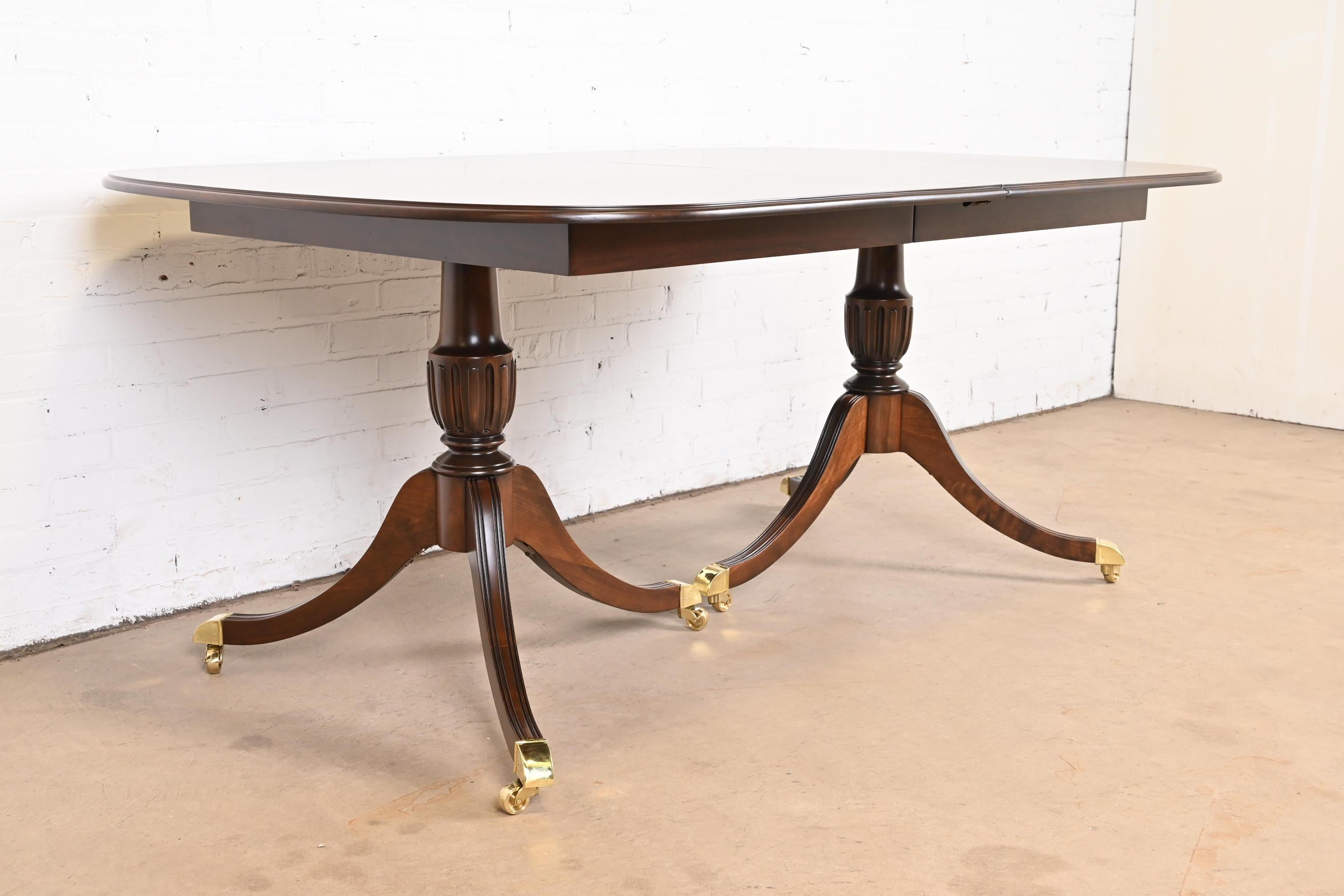 Harden Furniture table de salle à manger géorgienne à double piédestal en bois de cerisier, revernie en vente 8