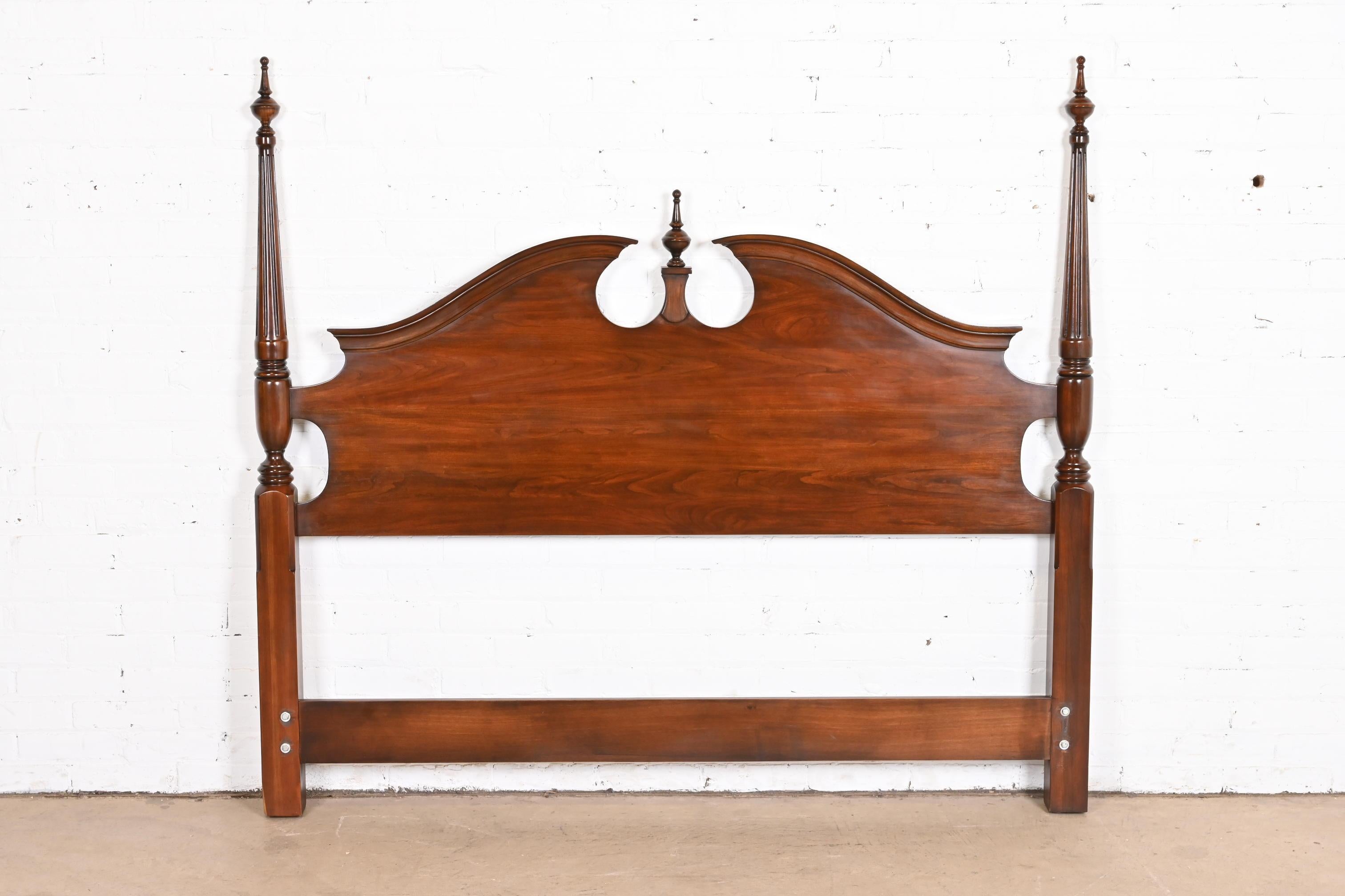 An exceptional Georgian or Chippendale style queen size poster headboard

By Harden Furniture

USA, Late 20th Century

Measures: 64