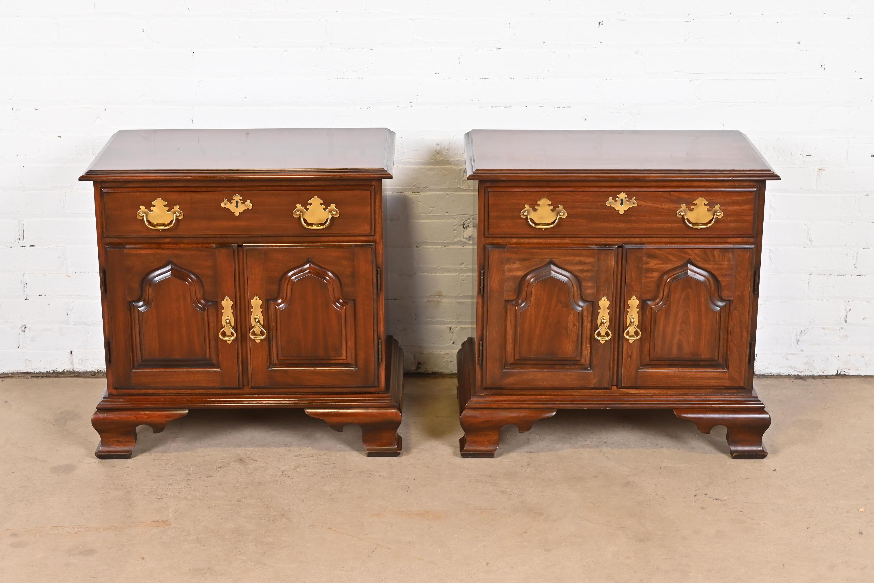 An exceptional pair of Georgian or Chippendale style nightstands

By Harden Furniture

USA, Late 20th century

Solid carved cherry wood, with original brass hardware.

Measures: 26