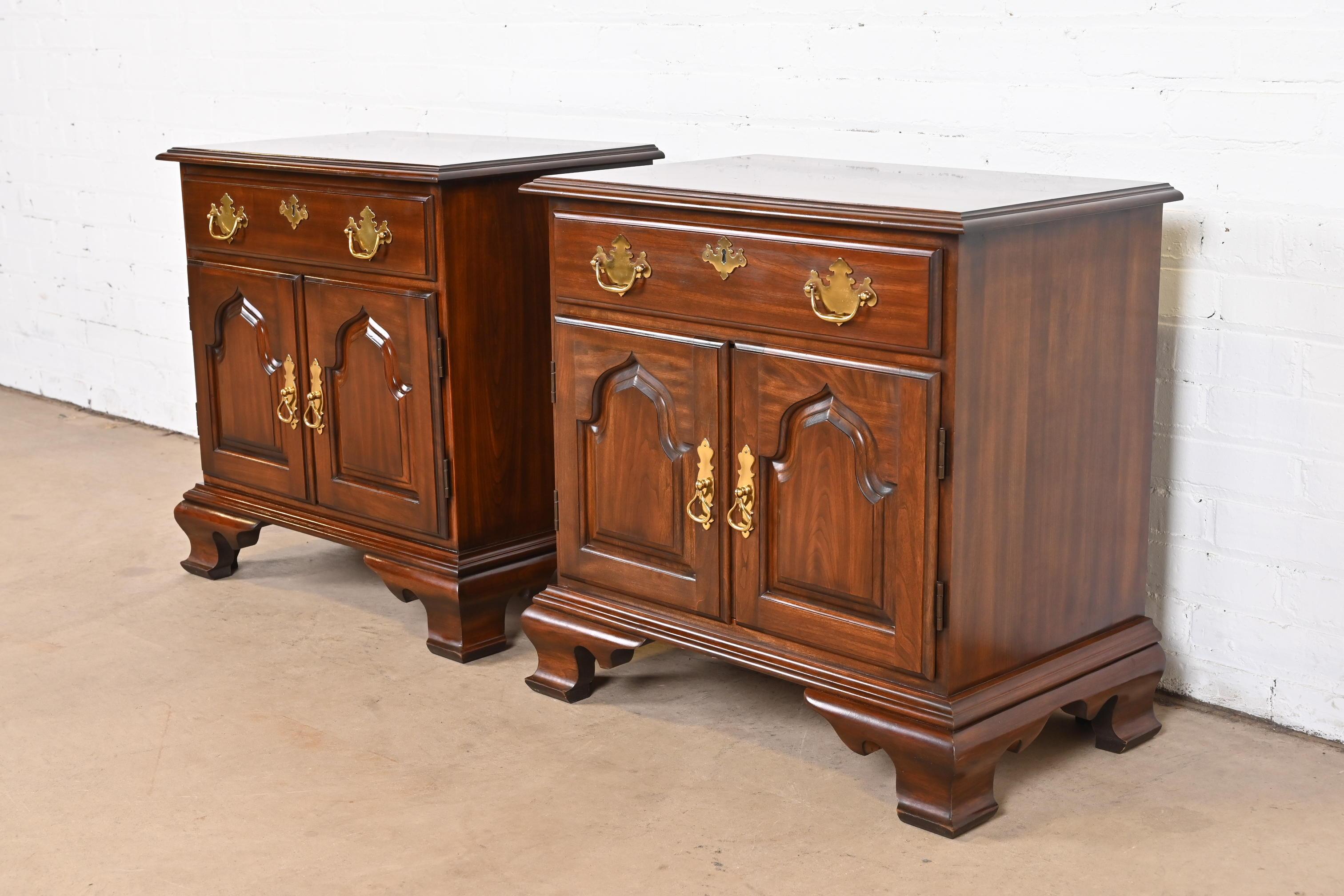 Harden Furniture Georgian Solid Cherry Wood Nightstands, Pair In Good Condition For Sale In South Bend, IN