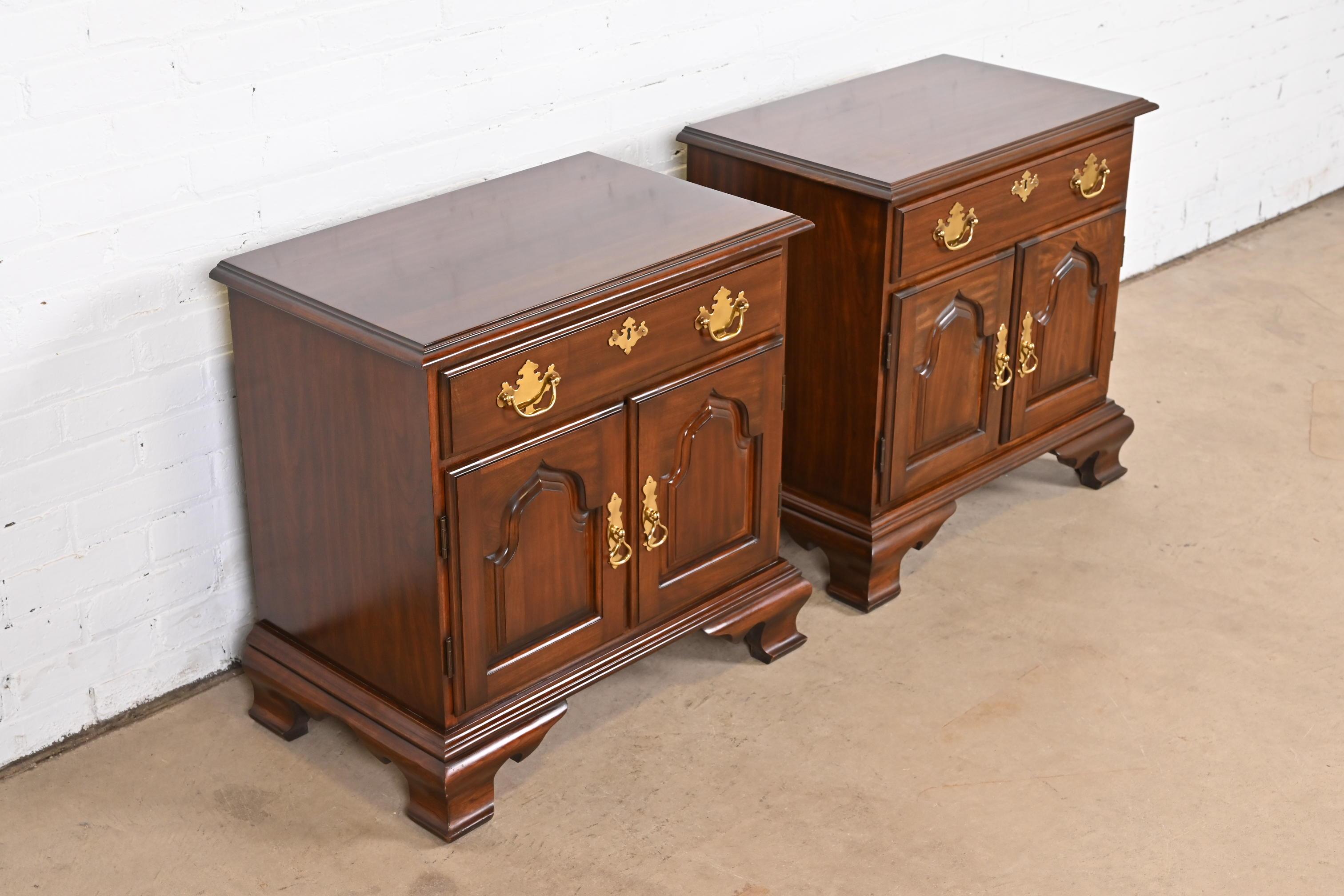 20th Century Harden Furniture Georgian Solid Cherry Wood Nightstands, Pair For Sale