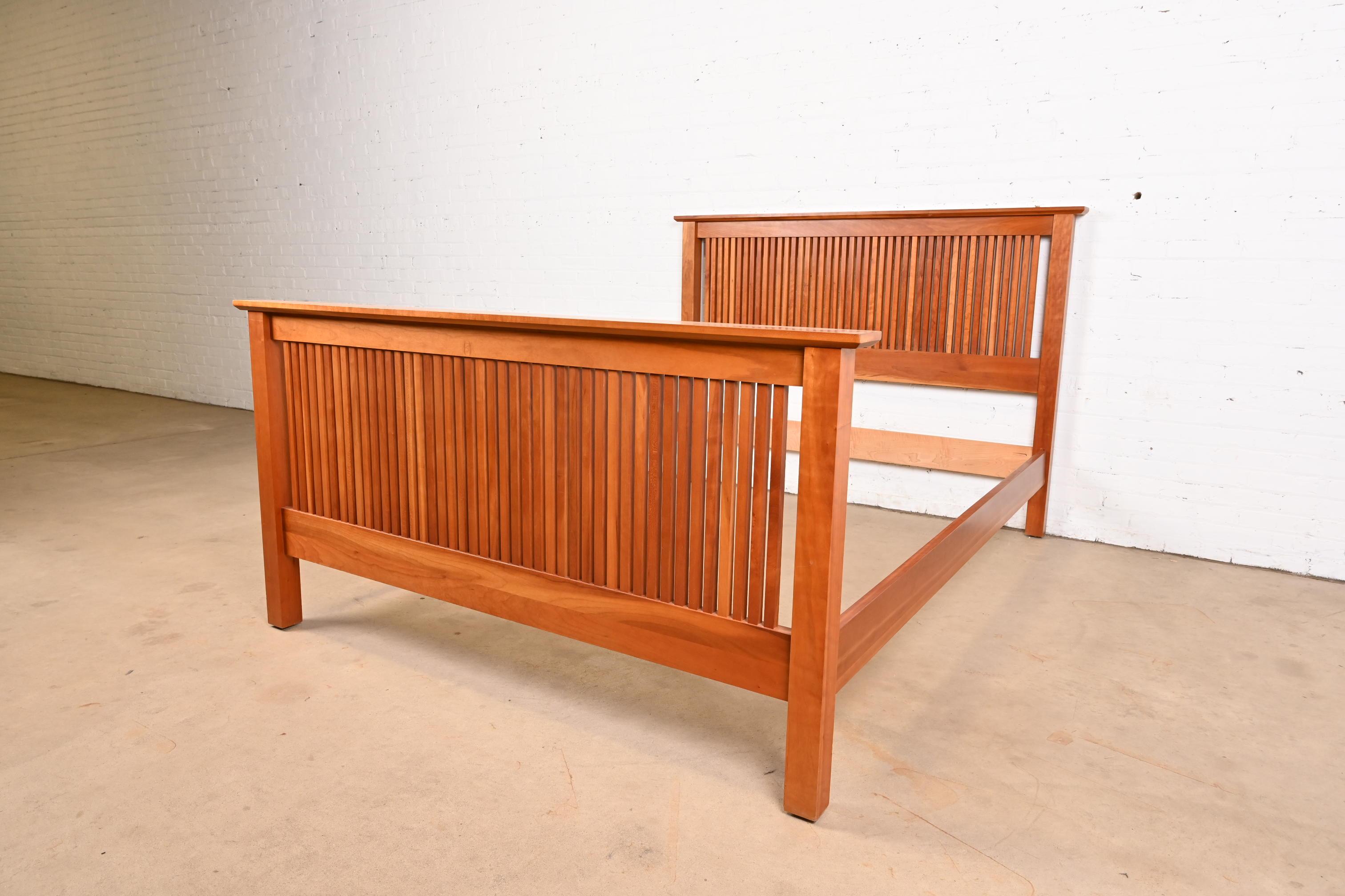 An exceptional Mission, Arts & Crafts, or Shaker style carved cherry wood queen size spindle bed frame

By Harden Furniture

USA, Circa Late 20th Century

Measures: 66