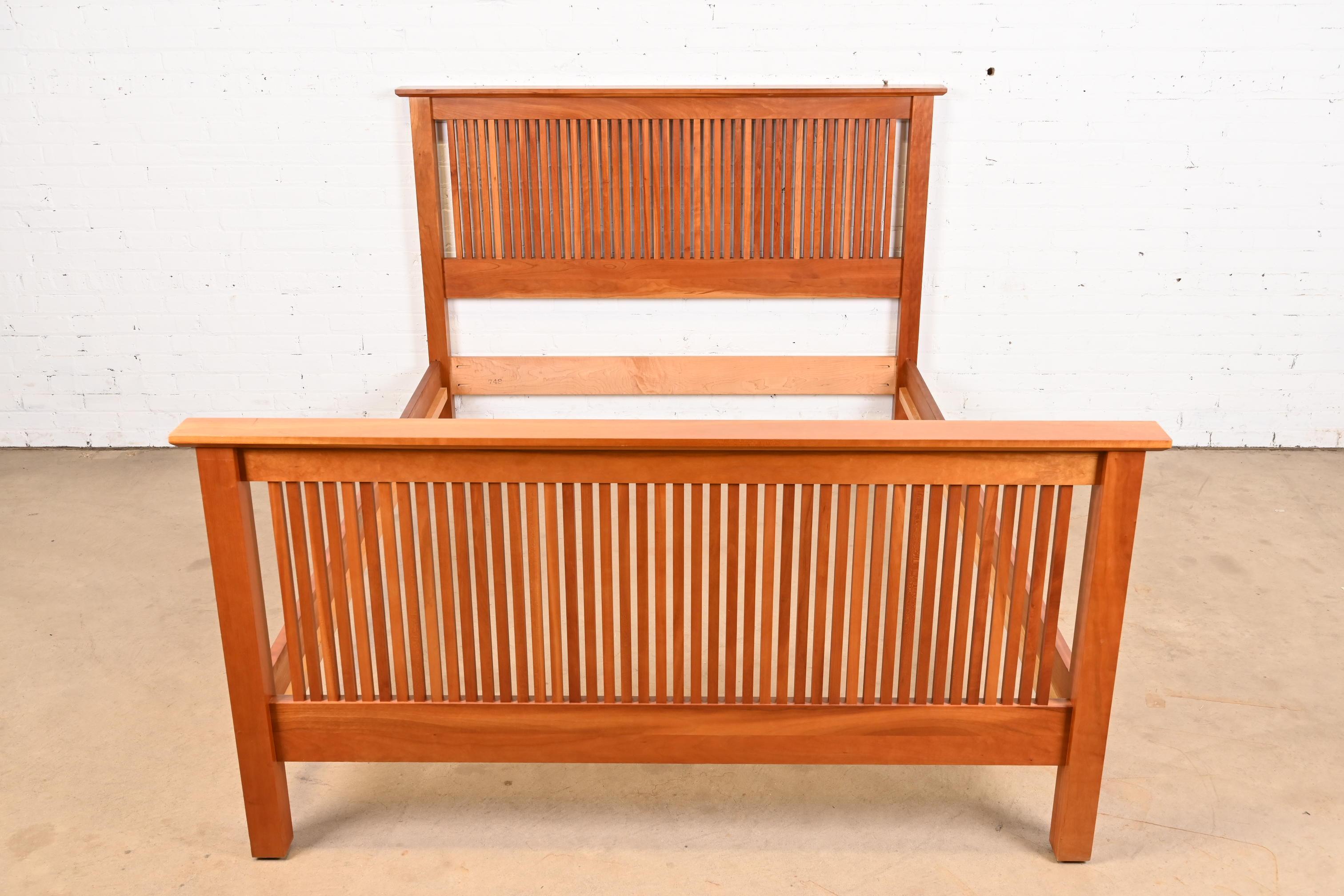 Harden Furniture Mission Arts & Crafts Cherry Wood Spindle Queen Size Bed In Good Condition In South Bend, IN