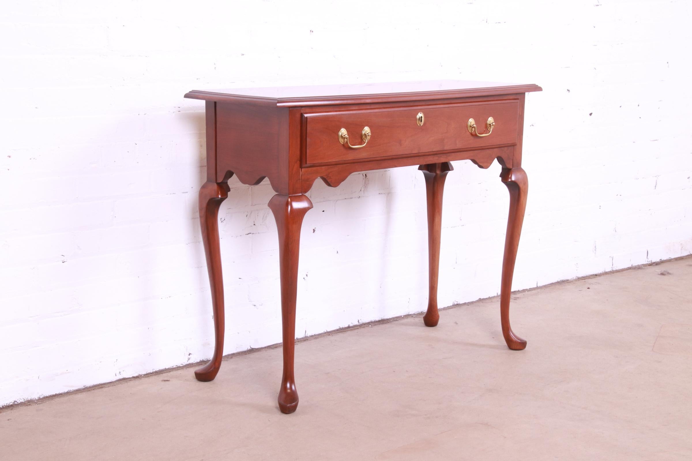 A gorgeous Queen Anne style console, hall table, or sofa table

By Harden Furniture

USA, Late 20th Century

Solid cherry wood, with original brass hardware.

Measures: 37