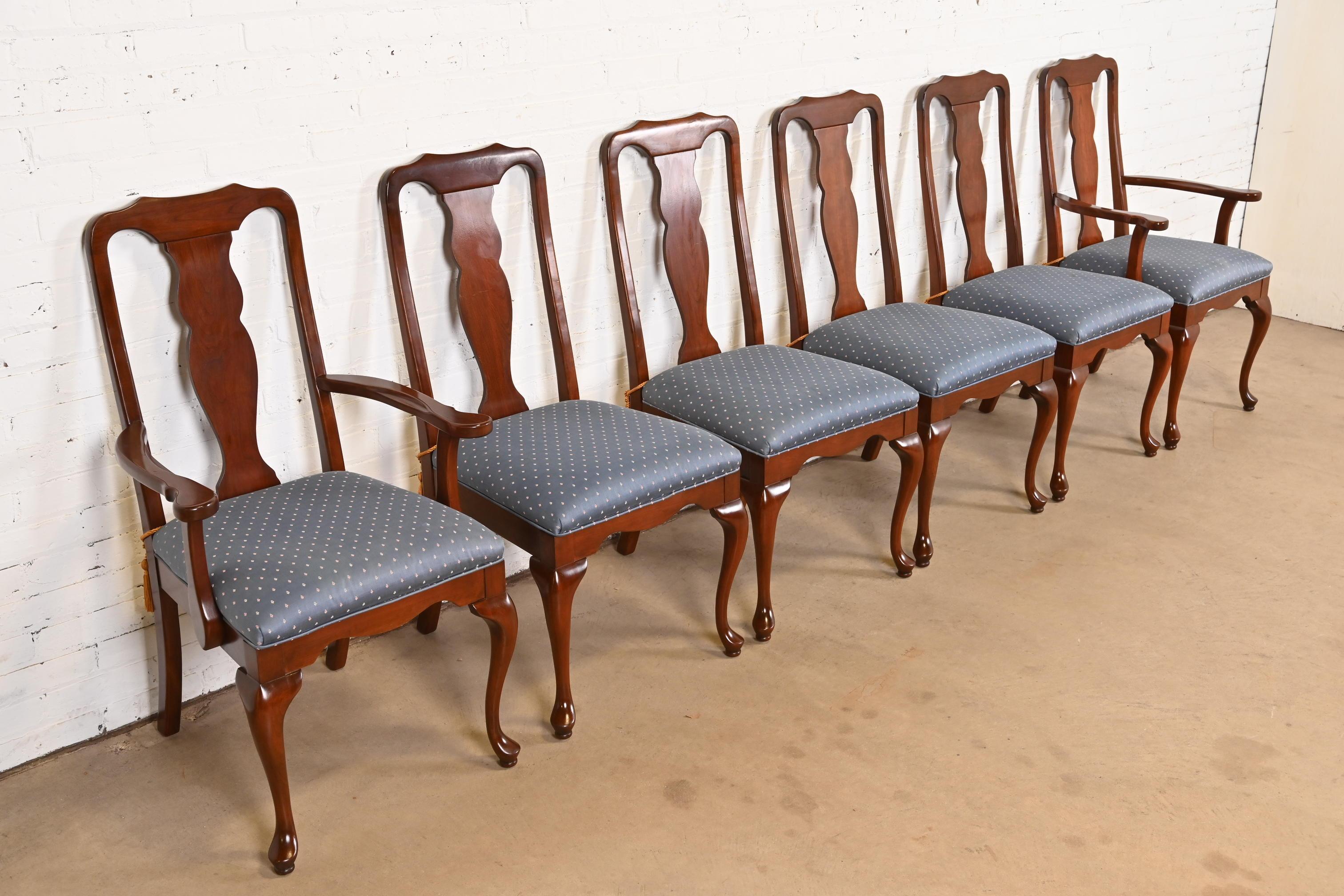 A beautiful set of six Queen Anne style dining chairs

By Harden Furniture

USA, Late 20th Century

Solid carved cherry wood frames, with upholstered seats.

Measures:
Side chairs - 21