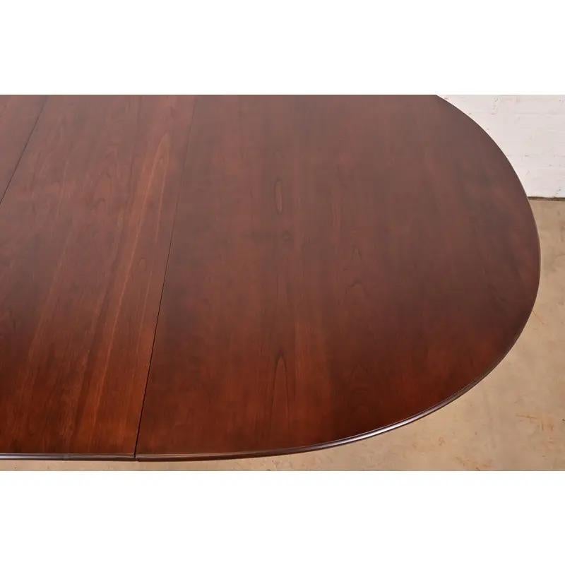 Harden Furniture Table de salle à manger à rallonge en cerisier massif, Refinished, Queen Anne Furniture en vente 4