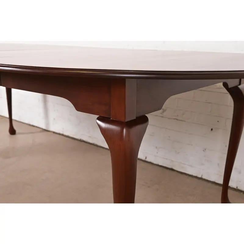 Harden Furniture Table de salle à manger à rallonge en cerisier massif, Refinished, Queen Anne Furniture en vente 5