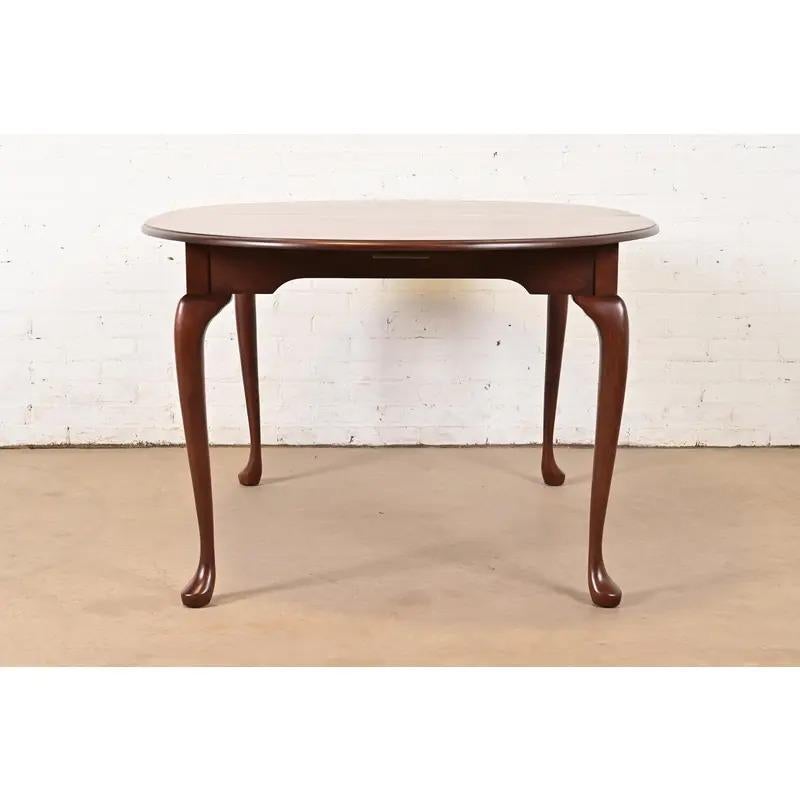 Harden Furniture Table de salle à manger à rallonge en cerisier massif, Refinished, Queen Anne Furniture en vente 6