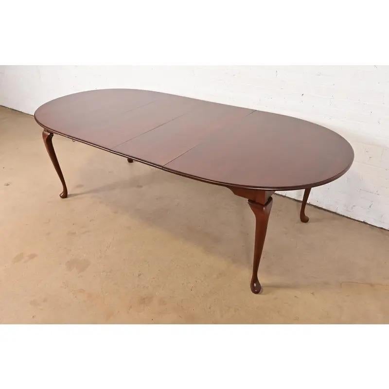 Exceptionnelle table de salle à manger à rallonge en cerisier massif de style Queen Anne ou Georgien.

Par Harden Furniture

USA, Circa 1980

Dimensions : 64,13 