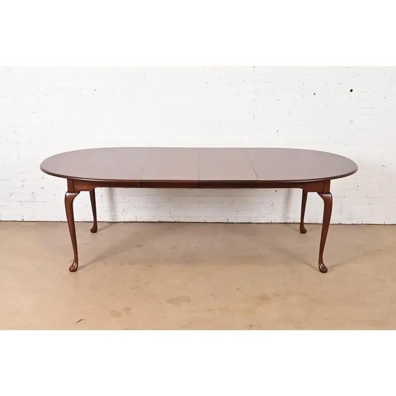 Américain Harden Furniture Table de salle à manger à rallonge en cerisier massif, Refinished, Queen Anne Furniture en vente