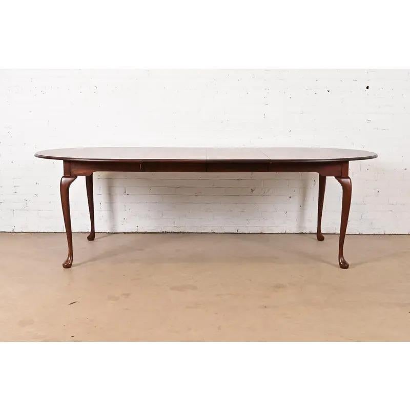 Harden Furniture Table de salle à manger à rallonge en cerisier massif, Refinished, Queen Anne Furniture Bon état - En vente à South Bend, IN