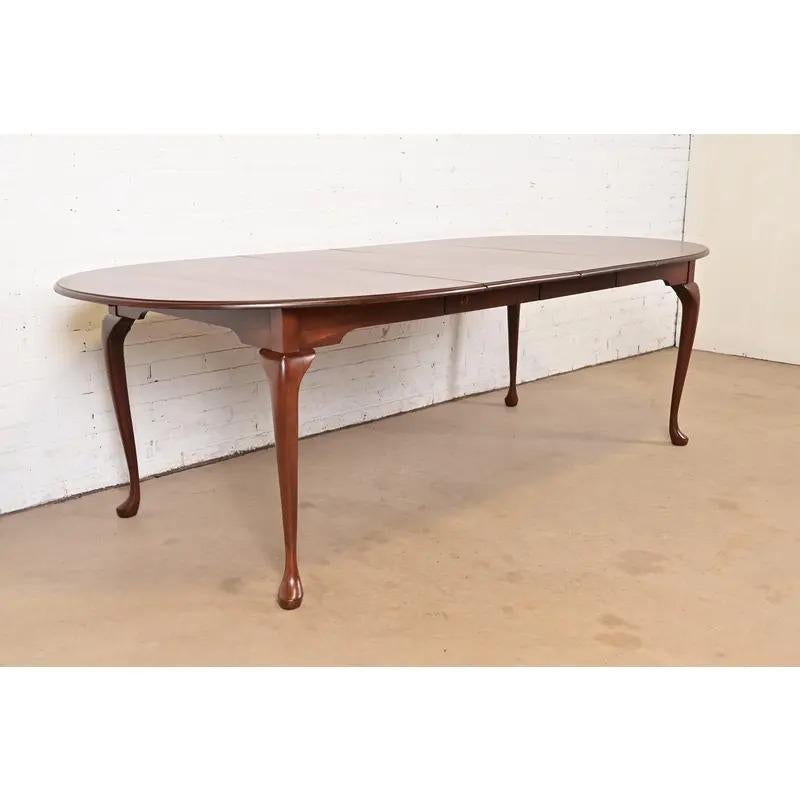 Fin du 20e siècle Harden Furniture Table de salle à manger à rallonge en cerisier massif, Refinished, Queen Anne Furniture en vente