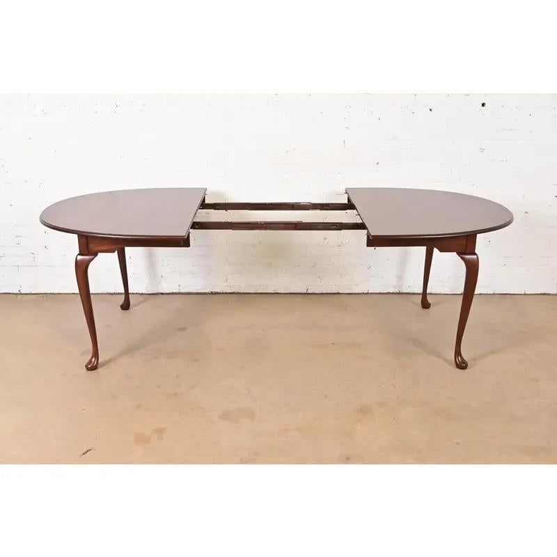 Harden Furniture Table de salle à manger à rallonge en cerisier massif, Refinished, Queen Anne Furniture en vente 1